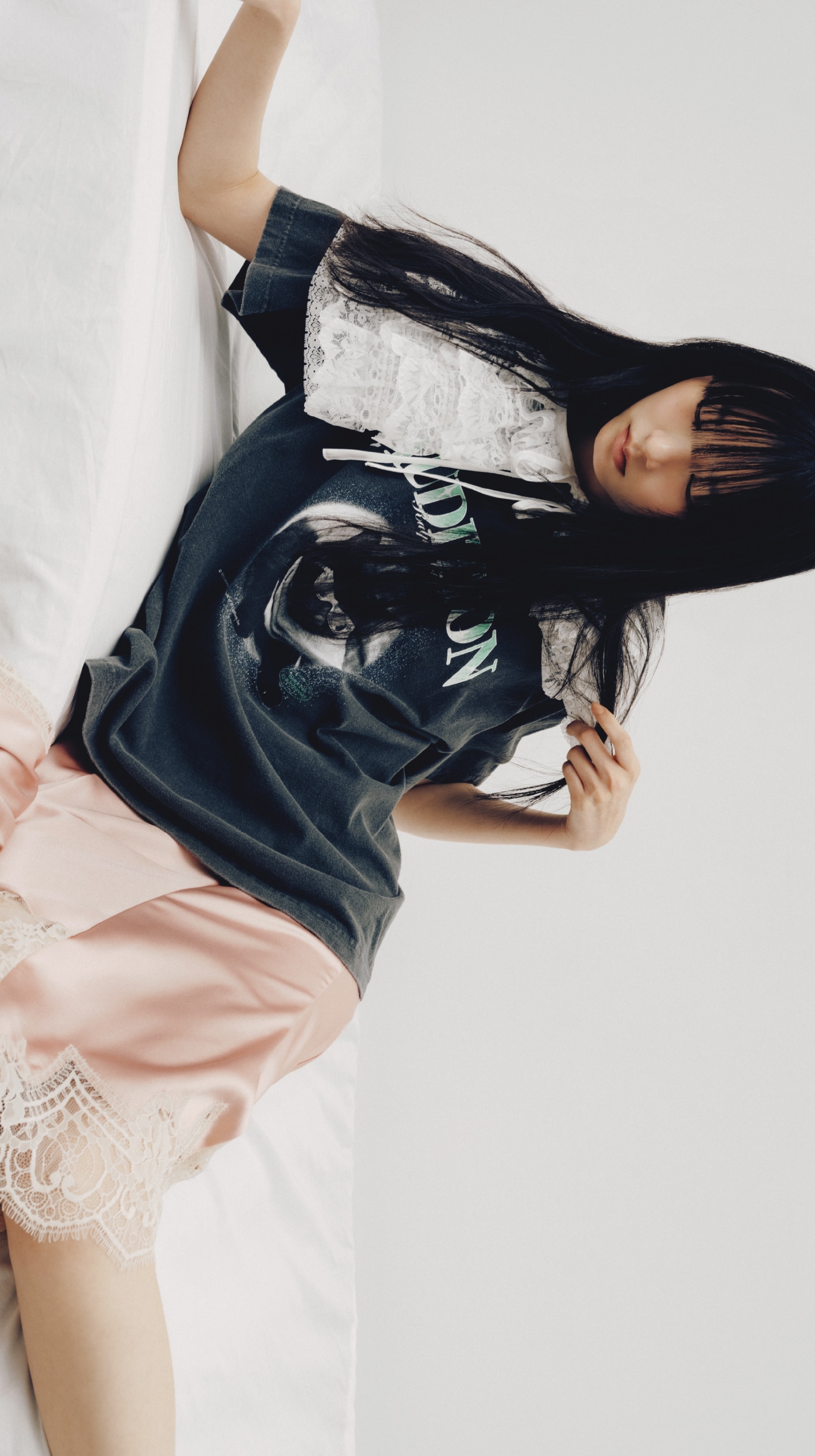 黒の 【LILY BROWN×GOOD ROCK SPEED×LIFE】Cat Tee(Tシャツ)・白のレースアタッチドカラー・コーラルのイレギュラーヘムサテンスカート・白のスクエアバレエシューズを合わせたコーディネート