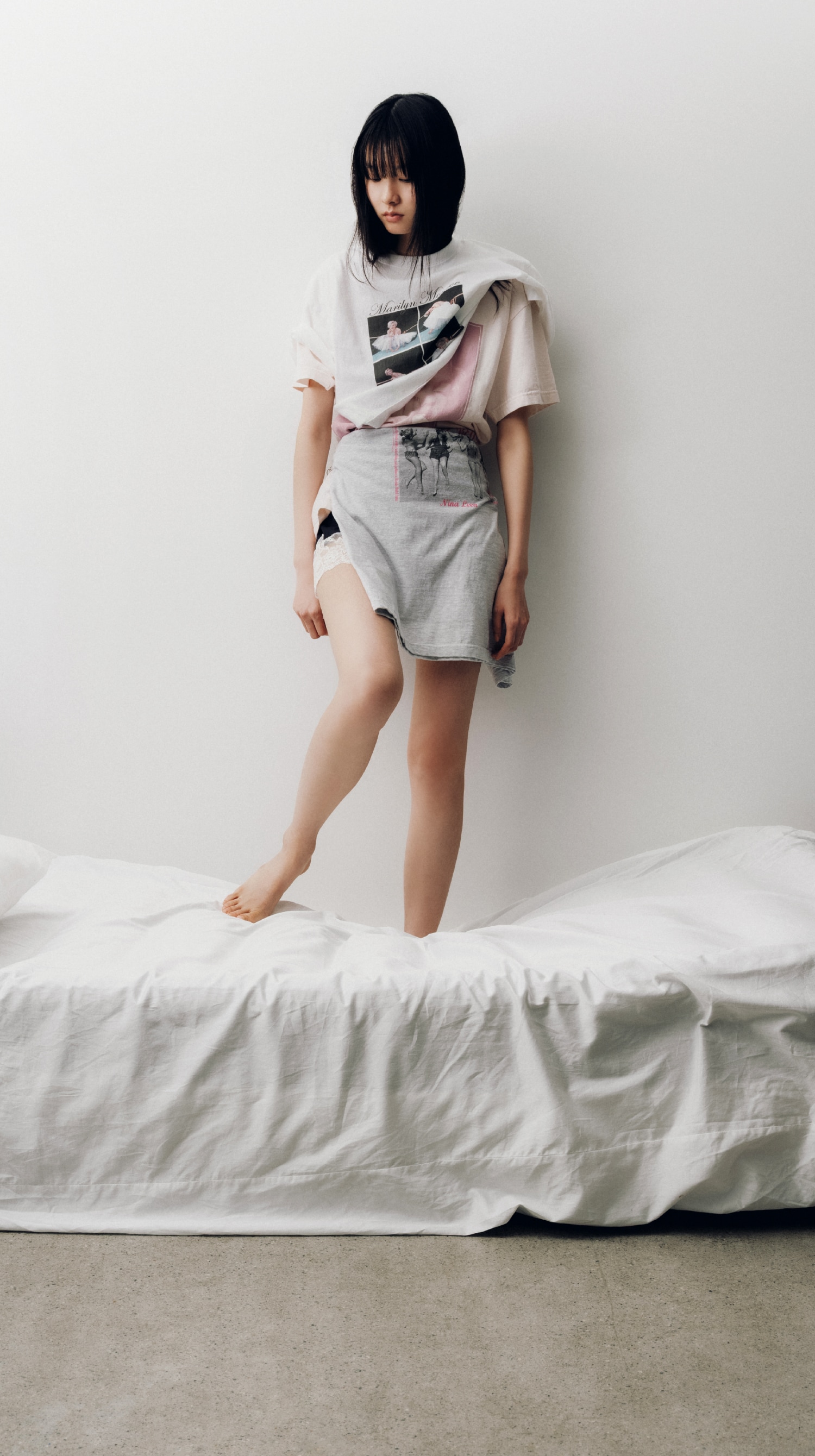 ピンクと白とライトグレーの【LILY BROWN×GOOD ROCK SPEED】（Tシャツ）・ネイビーのサテンランジェリーショートパンツを合わせたコーディネート
