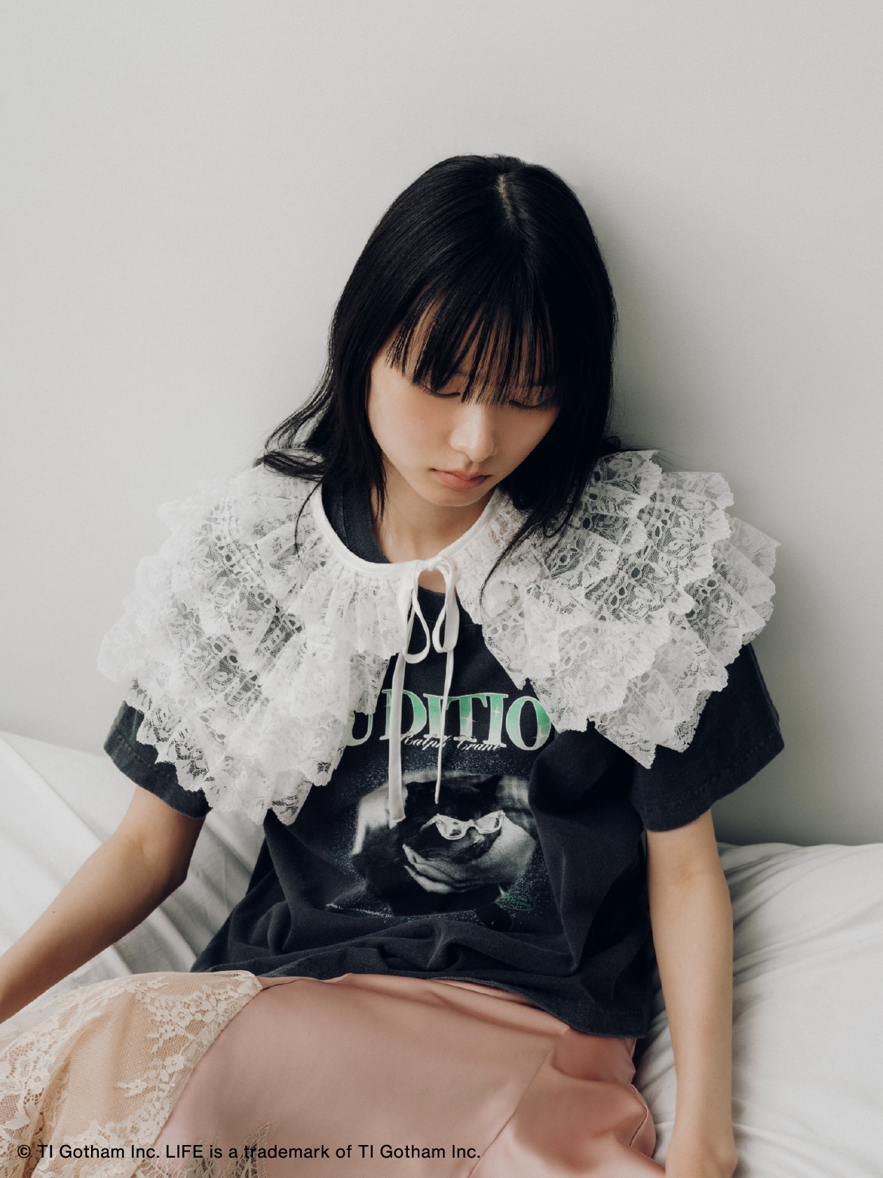 黒の 【LILY BROWN×GOOD ROCK SPEED×LIFE】Cat Tee(Tシャツ)・白のレースアタッチドカラー・コーラルのイレギュラーヘムサテンスカート・白のスクエアバレエシューズを合わせたコーディネート