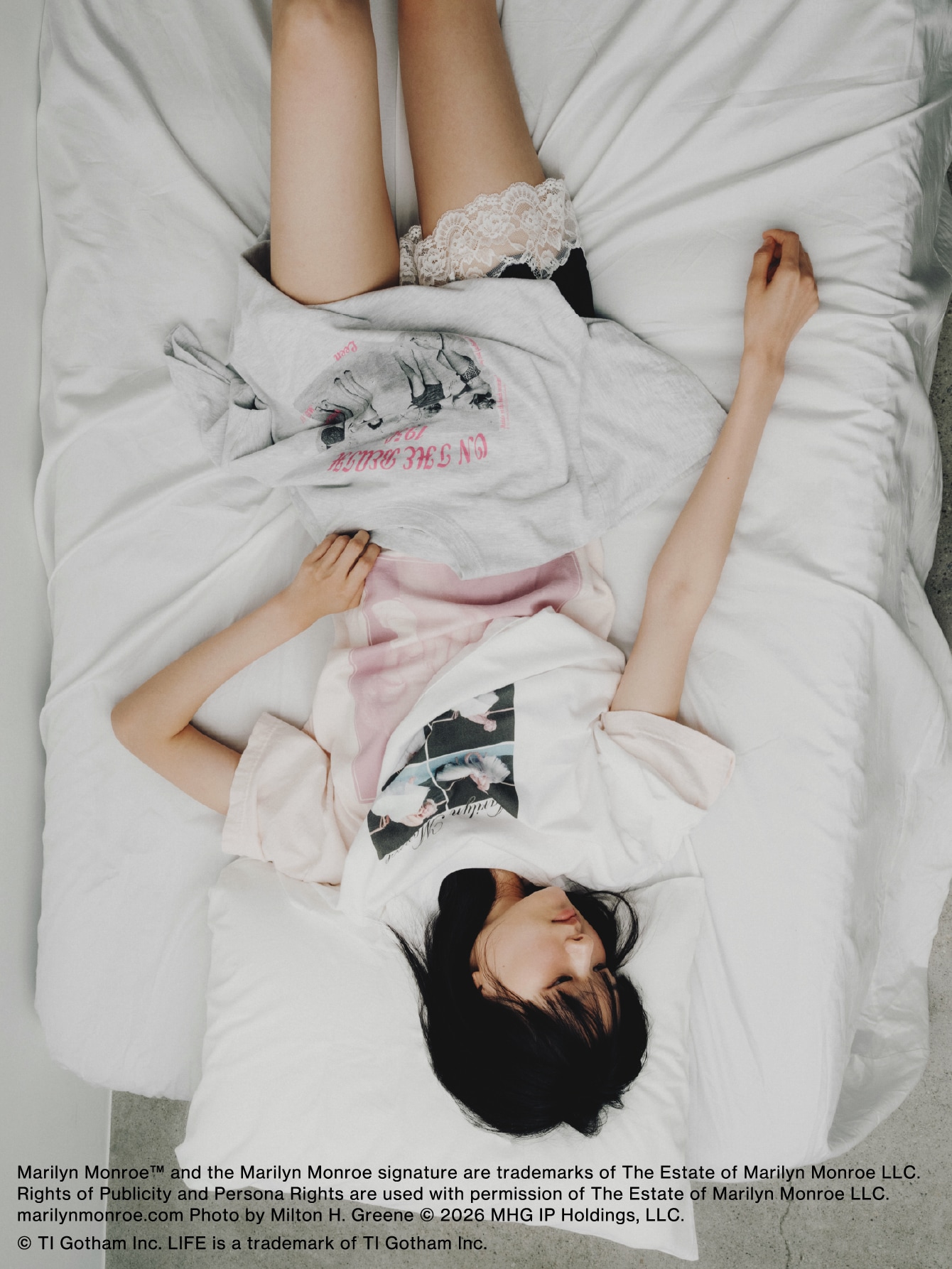 ピンクと白とライトグレーの【LILY BROWN×GOOD ROCK SPEED】（Tシャツ）・ネイビーのサテンランジェリーショートパンツを合わせたコーディネート
