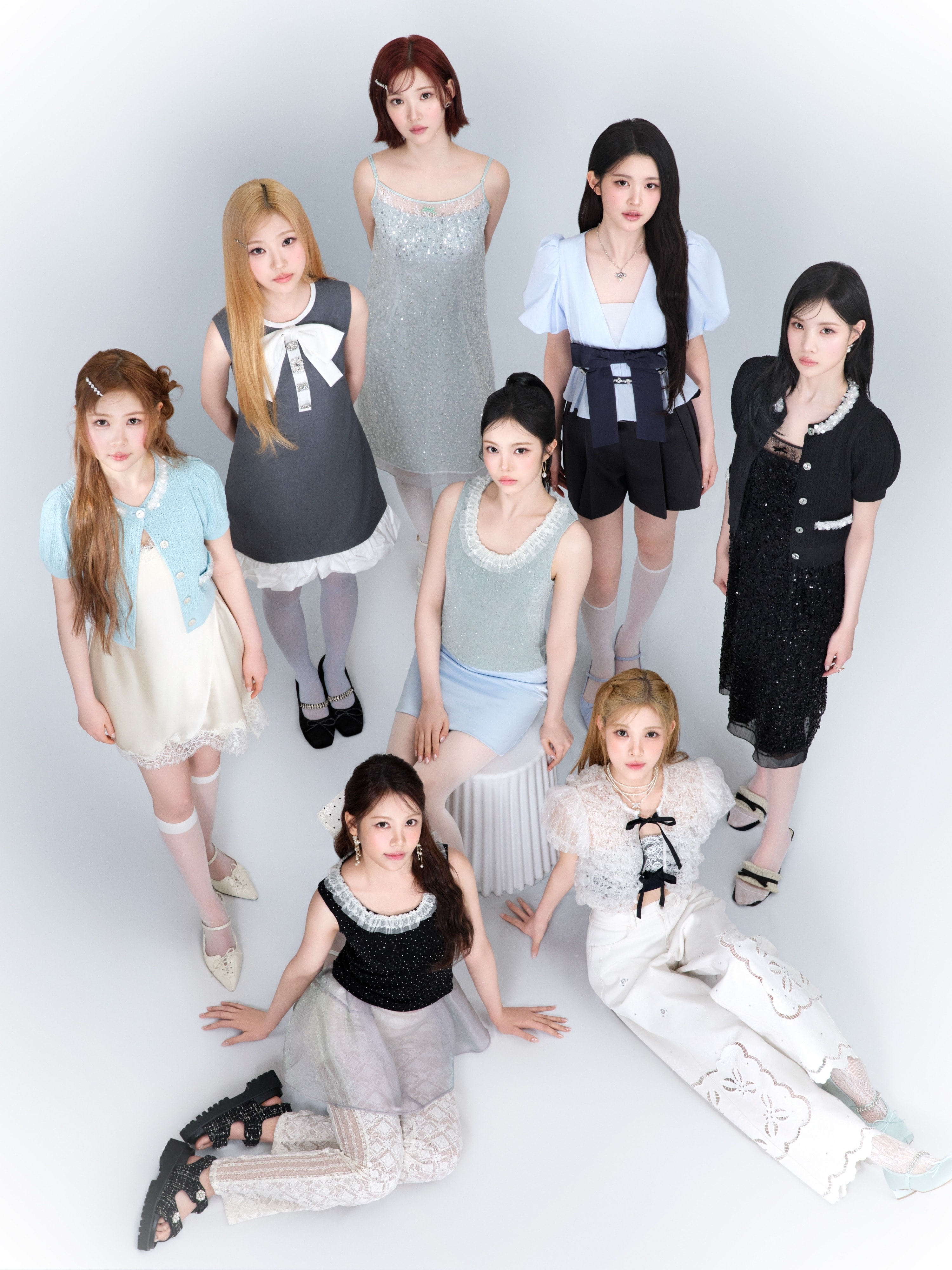 LILY BROWN CANDY STOCKの服に身を包んだHearts2Heartsメンバーの集合写真