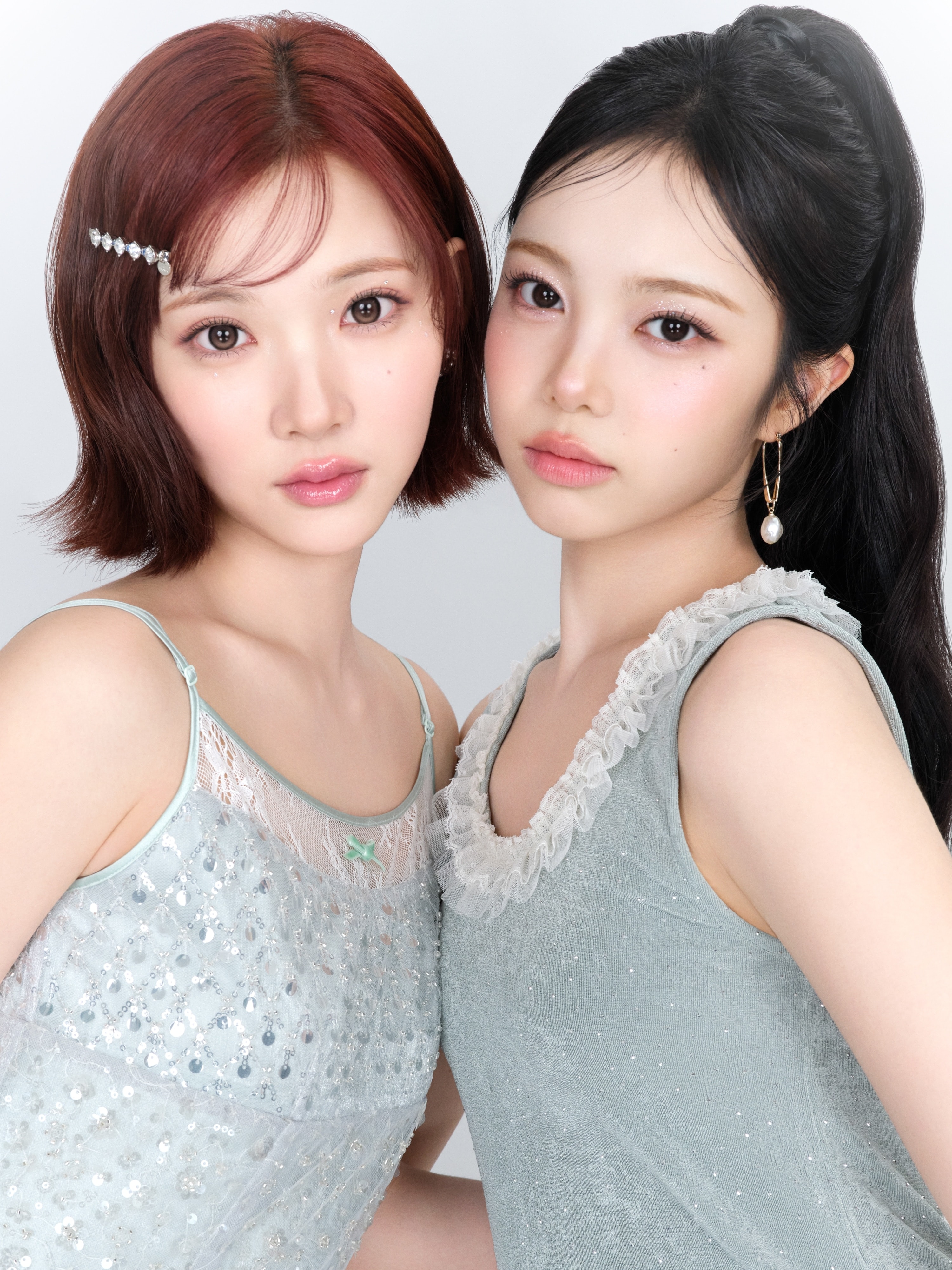 サックスのワンピース・ブルーのヘアピンセット・パールピアス・白のパンプスを合わせたコーディネート（左側）ミントのレースタンクトップ・ライトブルーのサテンミニスカショートパンツ・白のスクエアバレエシューズを合わせたコーディネート（右側）