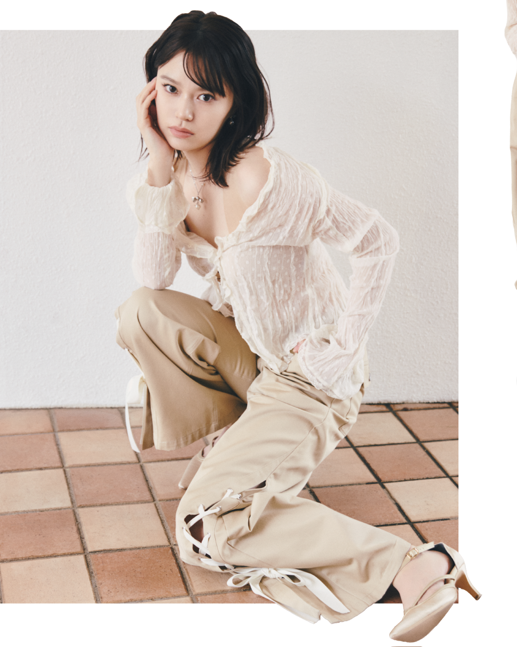 同コーディネートの全身写真