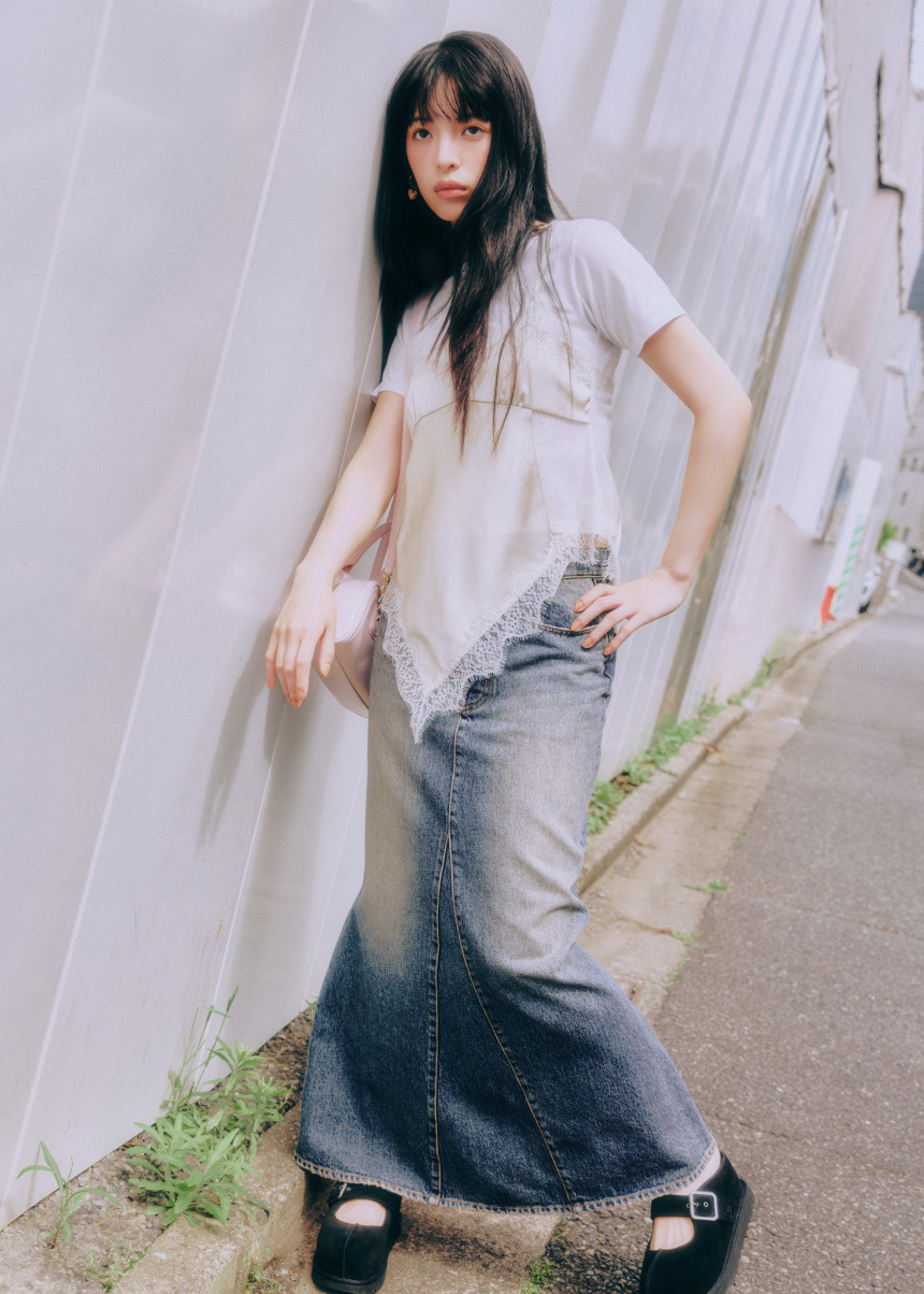 tops skirt bag pierced earrings shoesを着用したモデル
