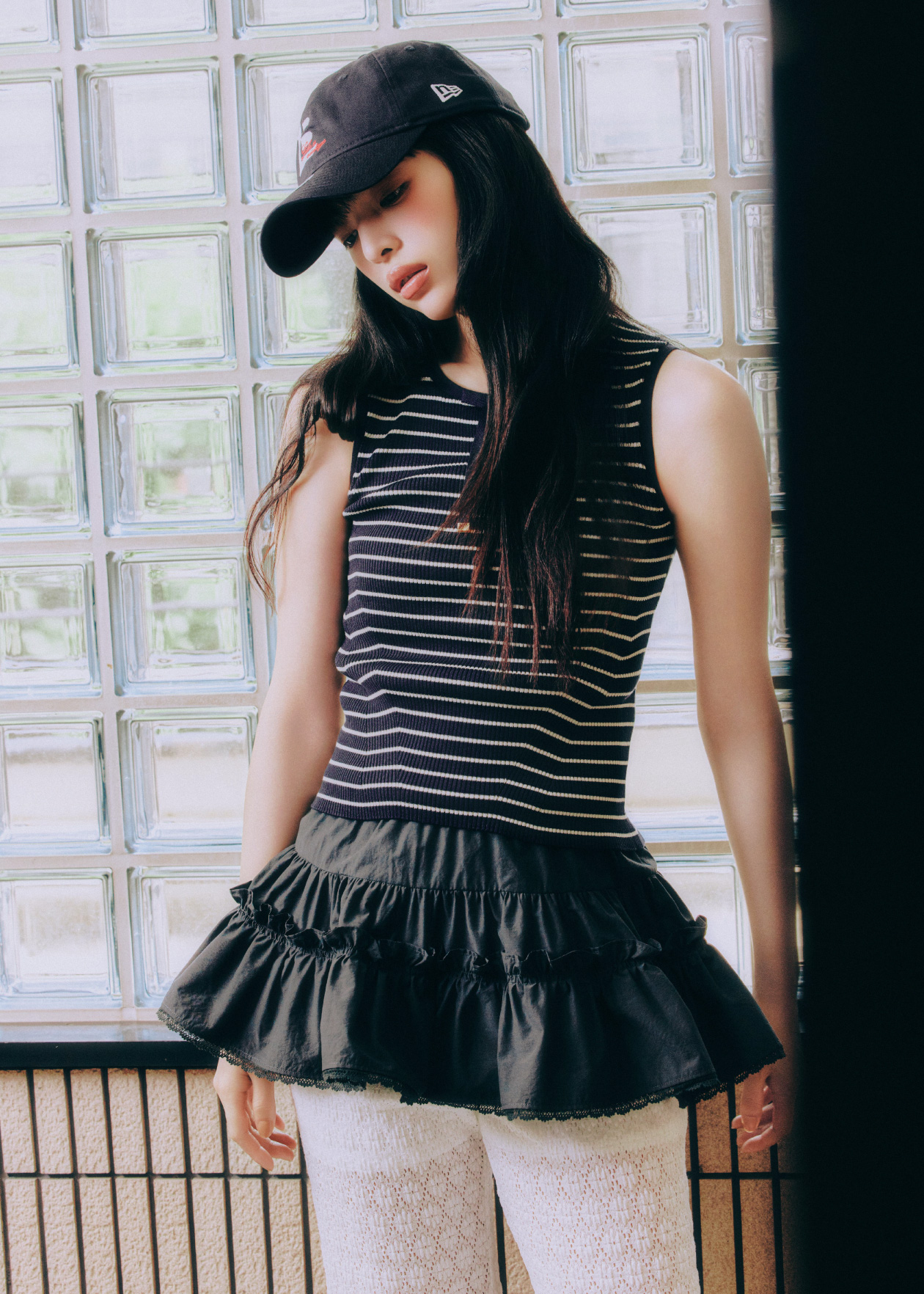 tops skirt pants cap sandalsを着用したモデル
