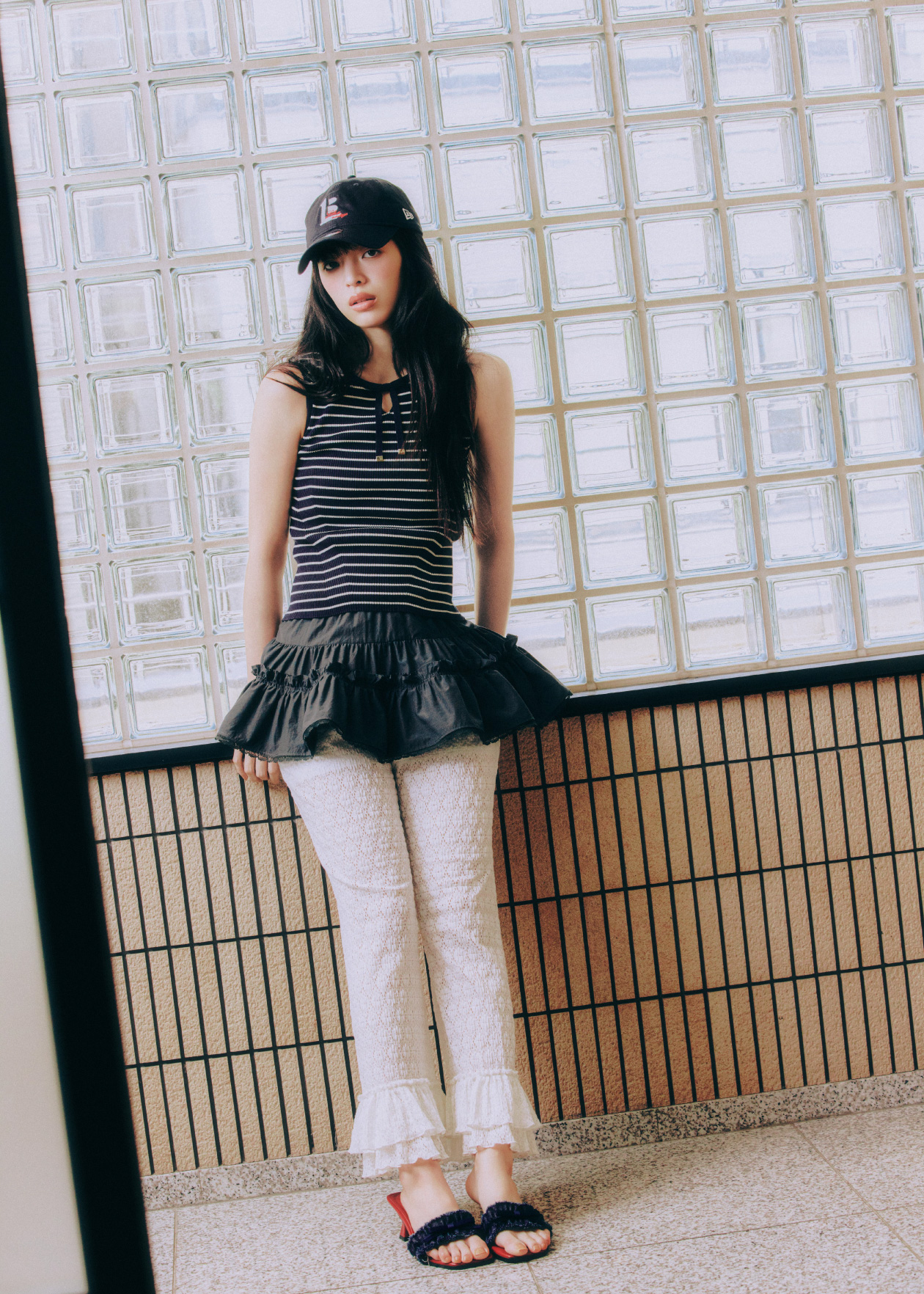 tops skirt pants cap sandalsを着用したモデル