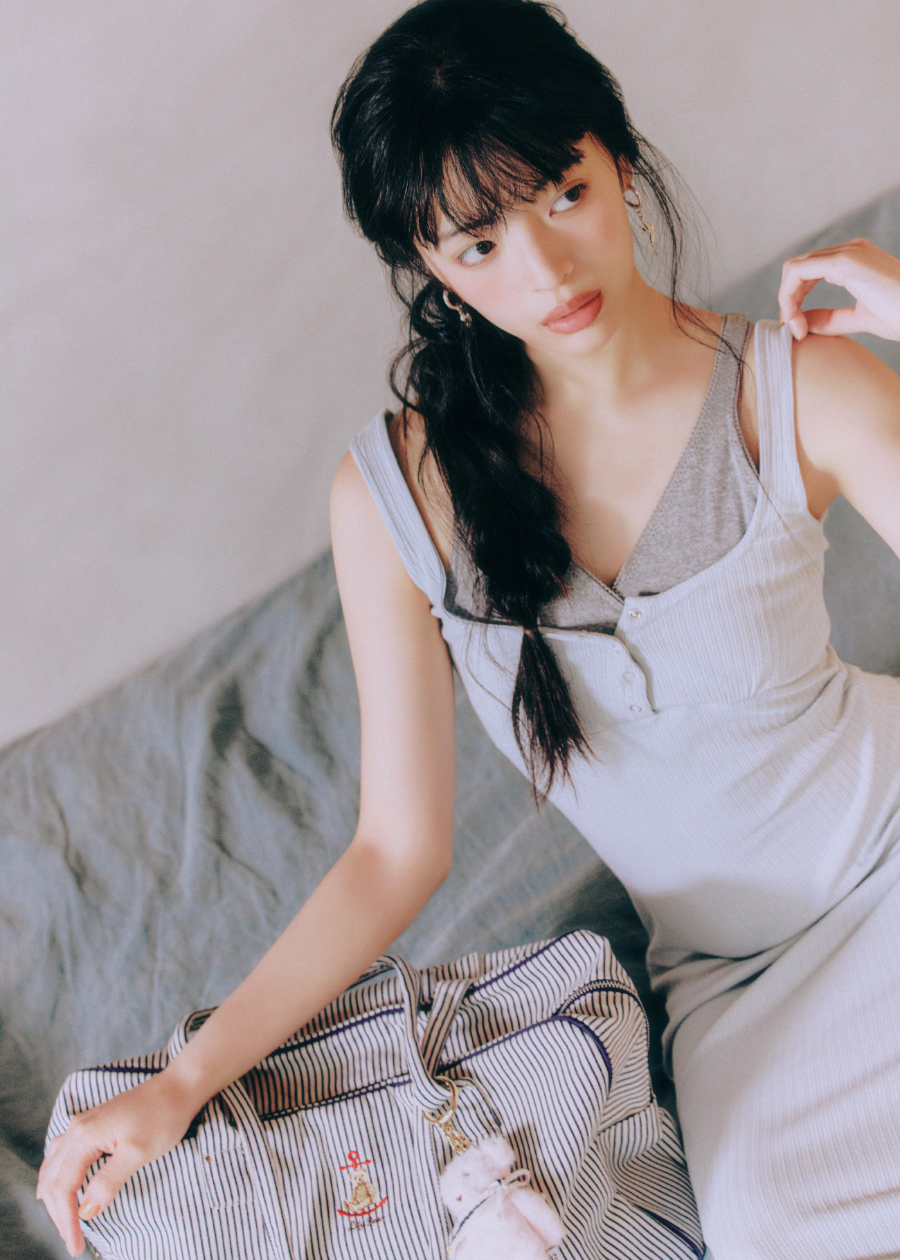 pierced earrings dress bag charm shoesを着用したモデル