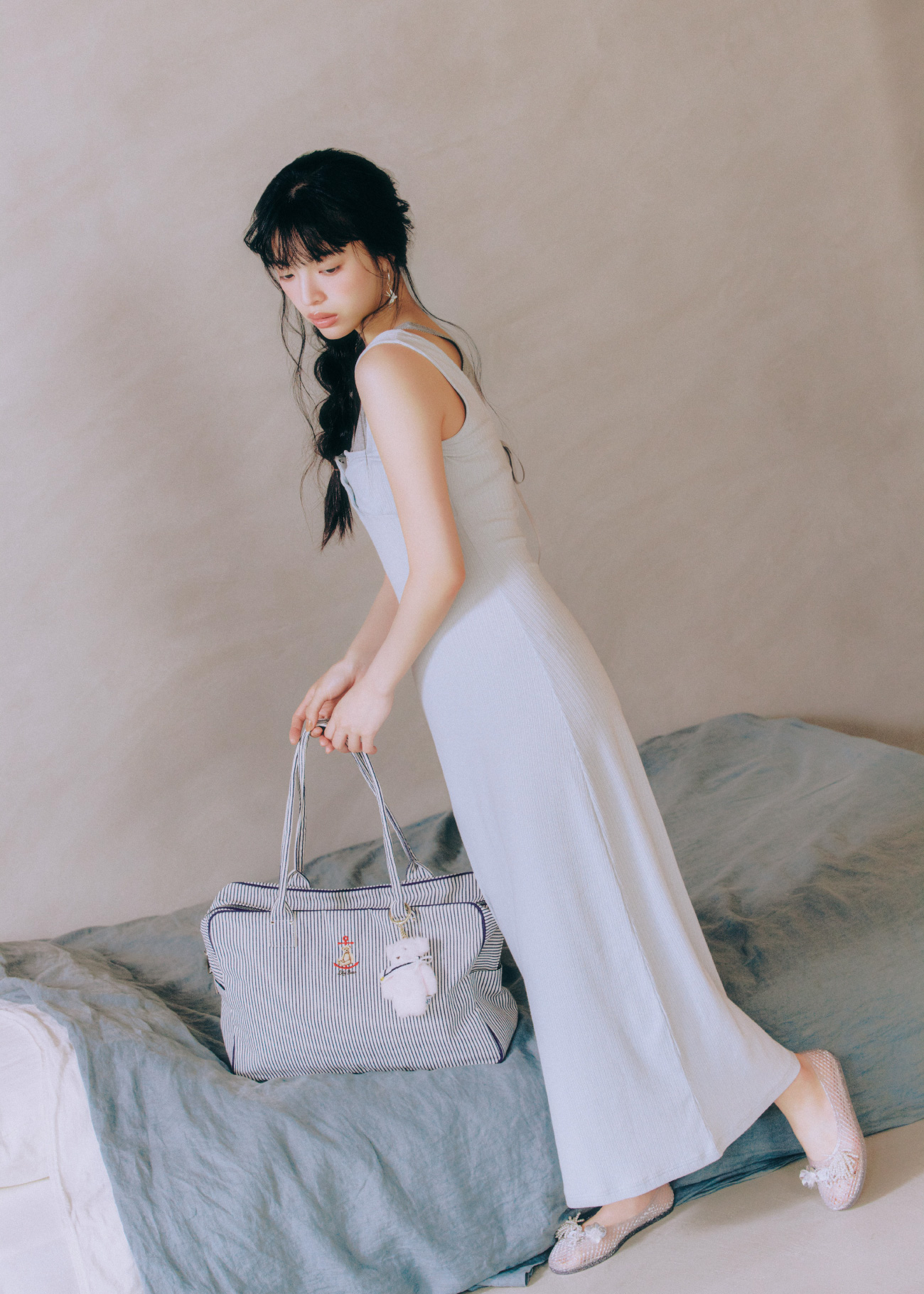 pierced earrings dress bag charm shoesを着用したモデル