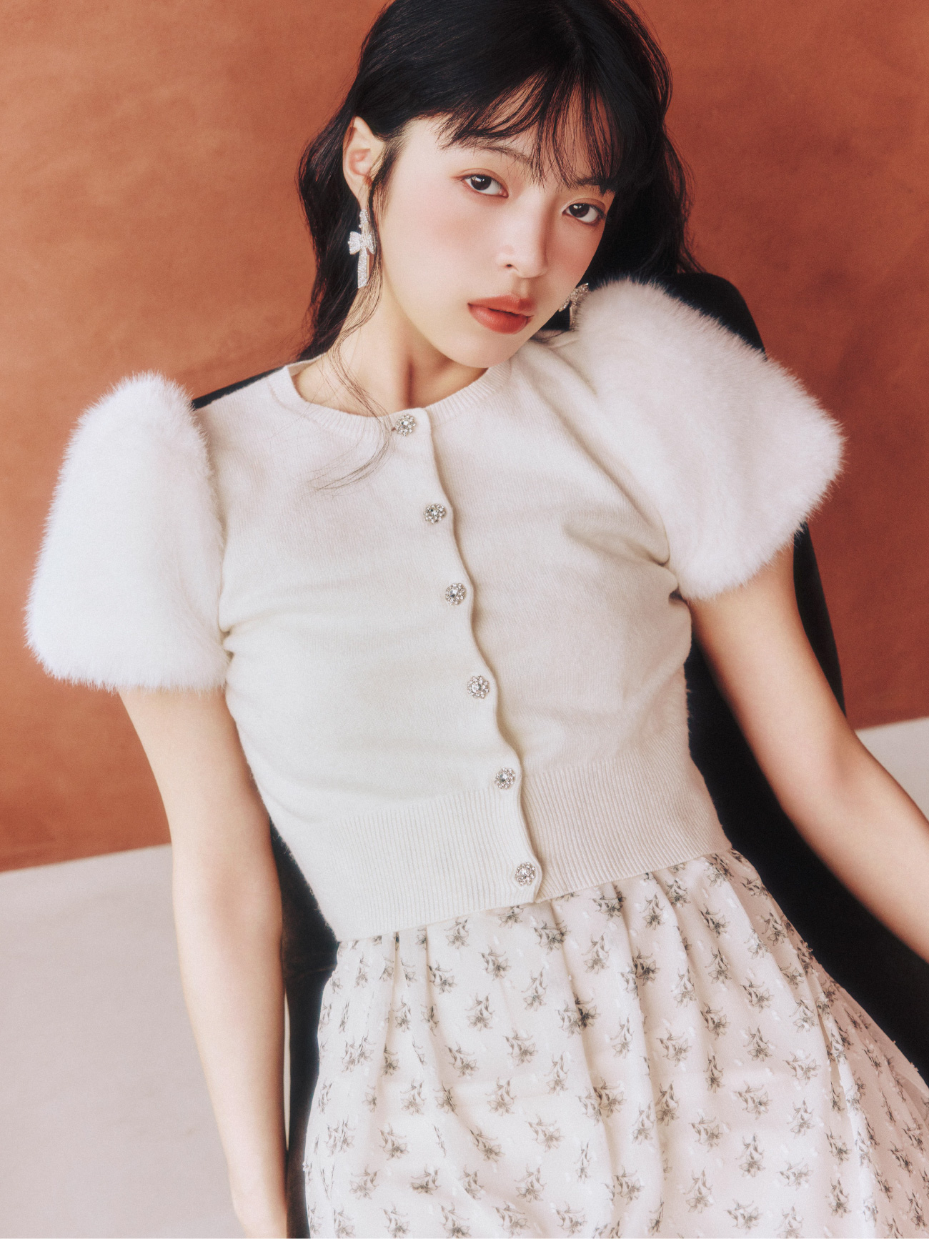 style4 ファー袖のカーディガンと小花柄スカートのアップ