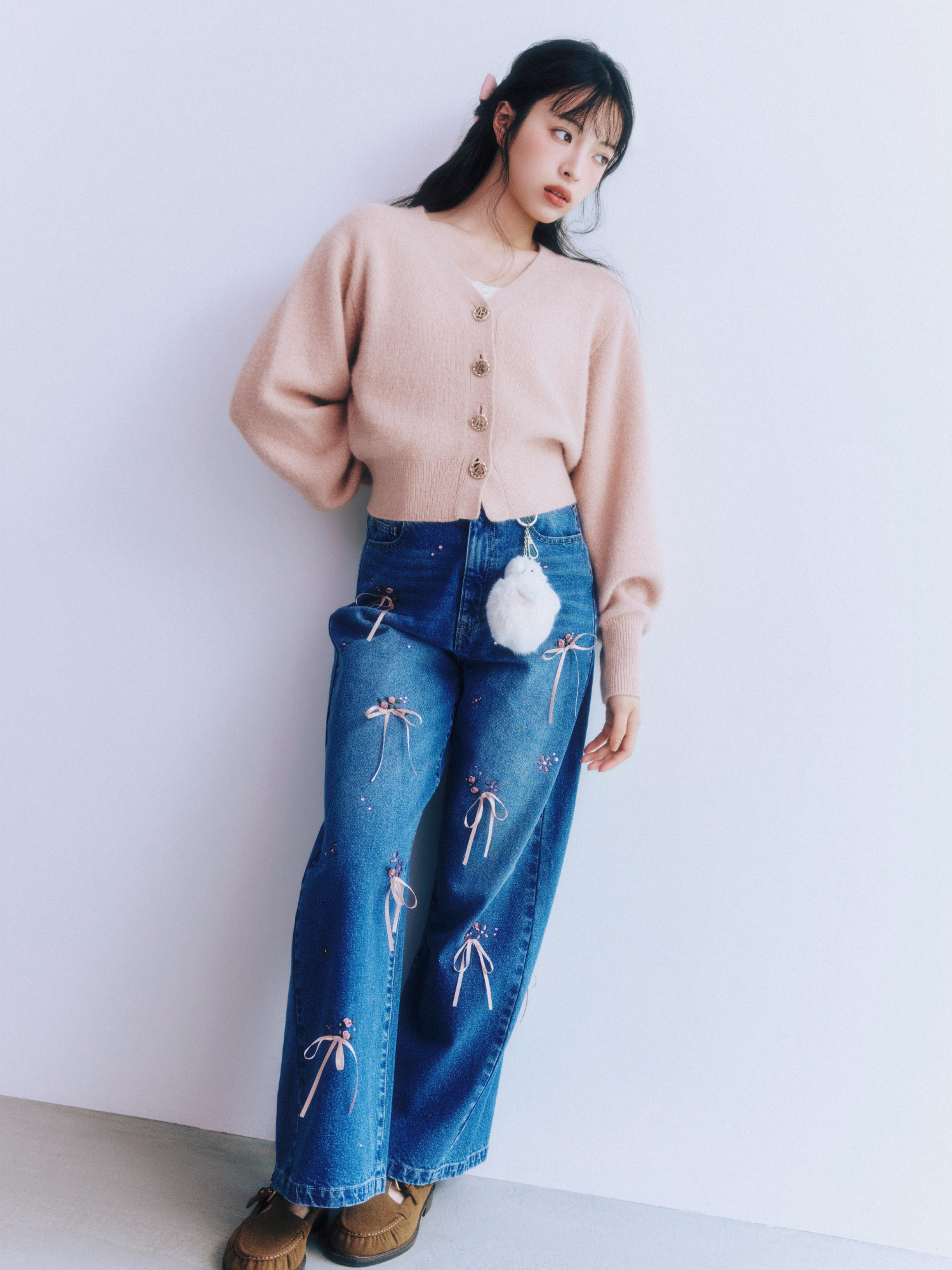 style5 ピンクのカーディガンとリボン付きデニムパンツの全身カット（別カット）