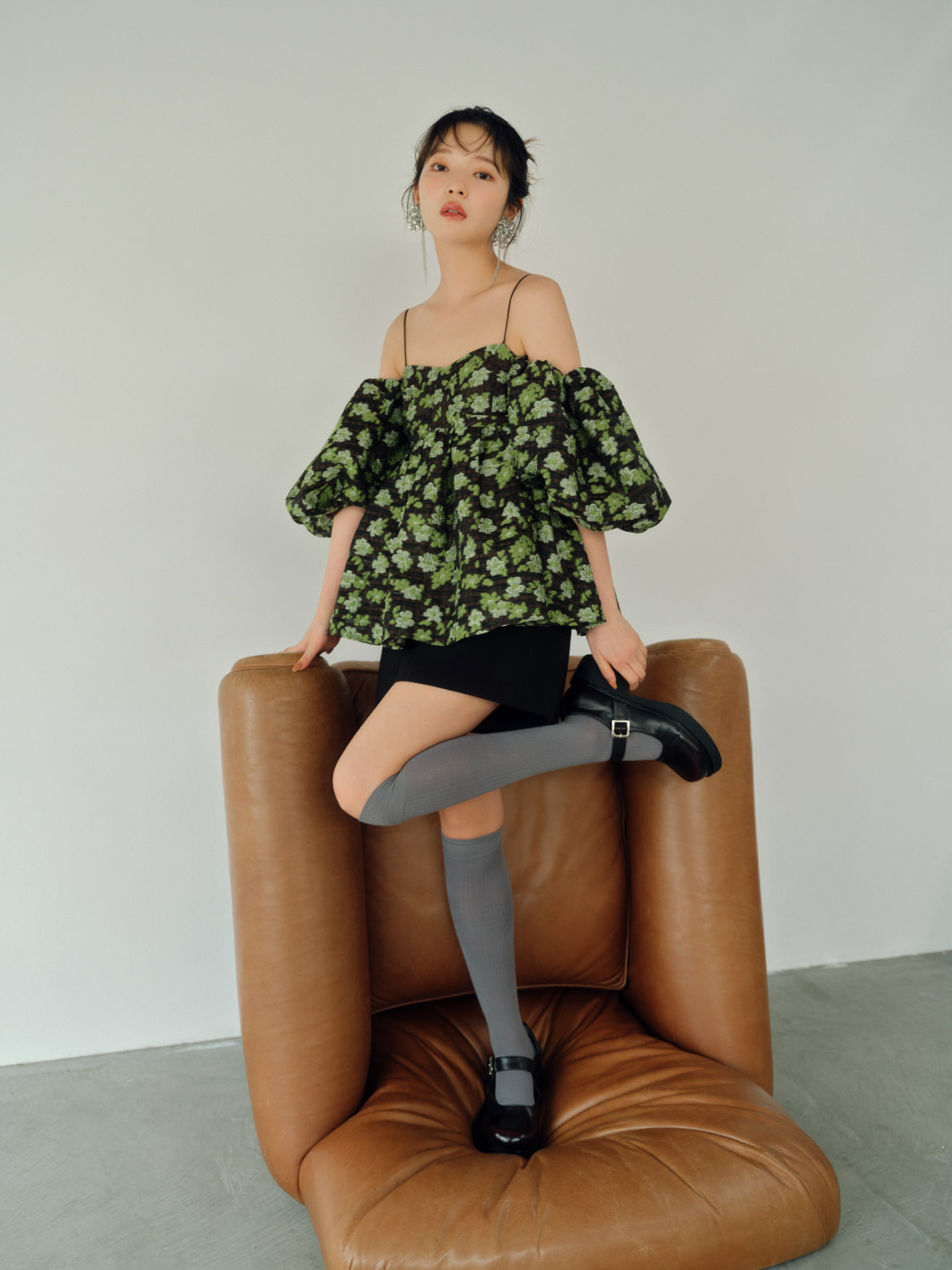ベルト付きハイウエストショートパンツ・【WEB限定カラー】3WAYジャガードペプラムビスチェ・バックルメリージェーン・リブニーハイソックスを着用した女性