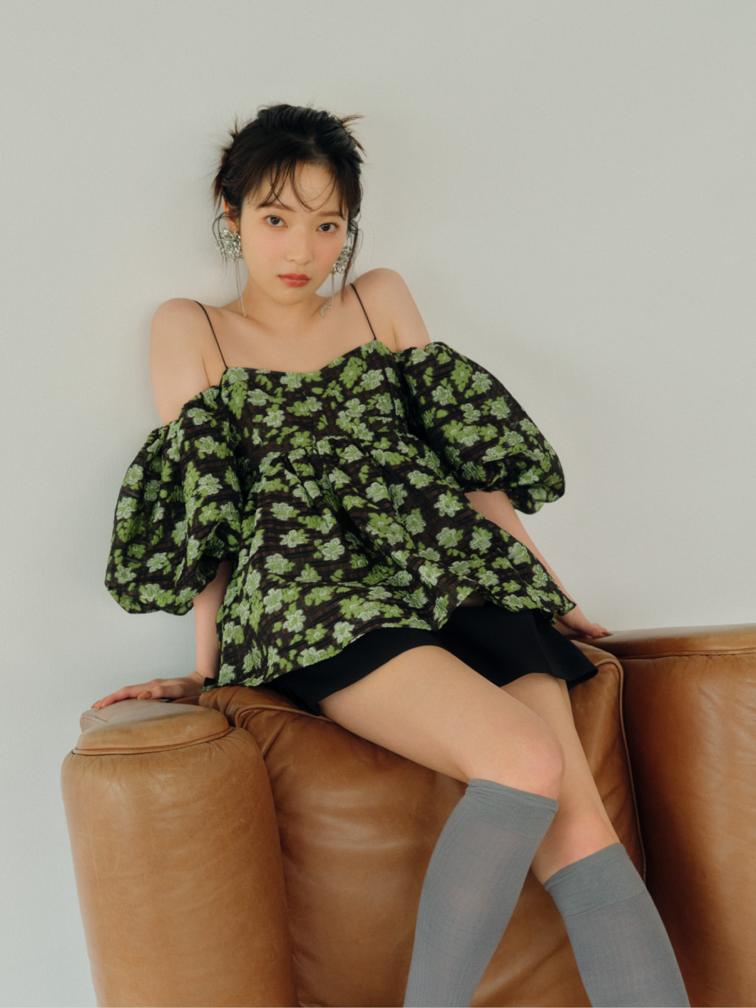 ベルト付きハイウエストショートパンツ・【WEB限定カラー】3WAYジャガードペプラムビスチェ・バックルメリージェーン・リブニーハイソックスを着用した女性