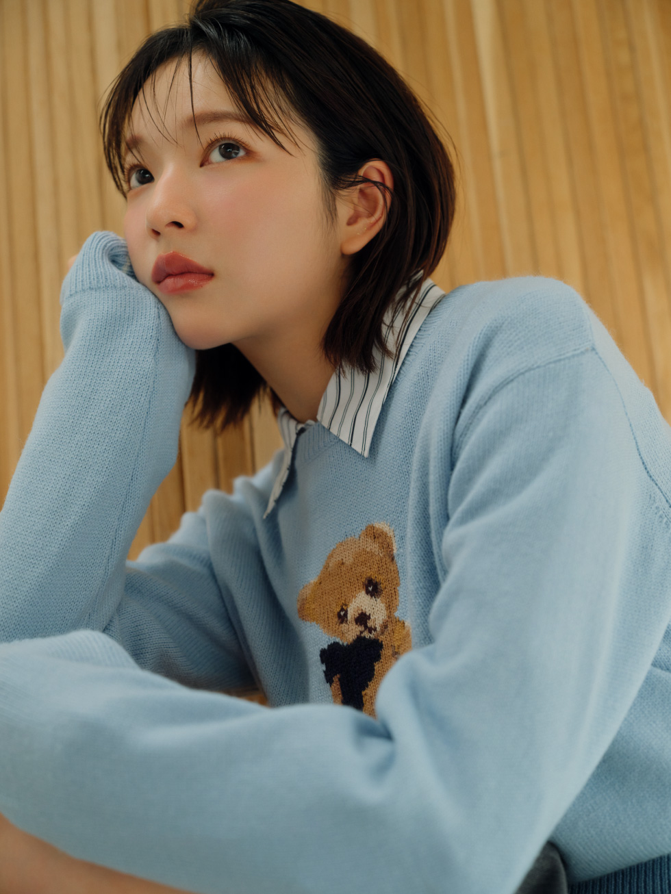 コクーンフレアミニスカート・タイ付きクロップドシャツ・【WEB限定カラー】Lily Bearリボンニットプルオーバー・[L.B CANDY STOCK]ビジューミュール・[L.B CANDY STOCK]ビジューワンハンドルバッグ・モノグラムソックスを着用した女性
