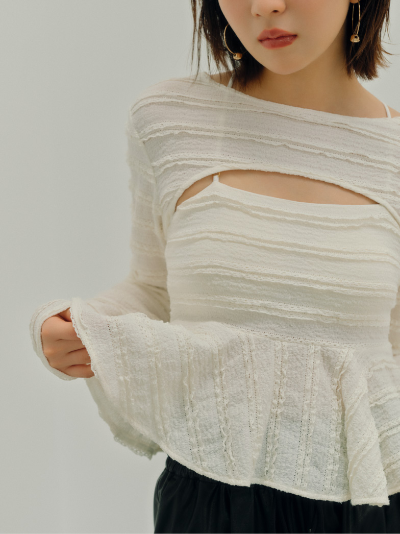 ウエスト2WAYバリエリラックスパンツ・セミスクエアショートブーツ・【LILY BROWN Lingerie】２WAYクロップドトップスカップインキャミセット・ボールフープピアスを着用した女性