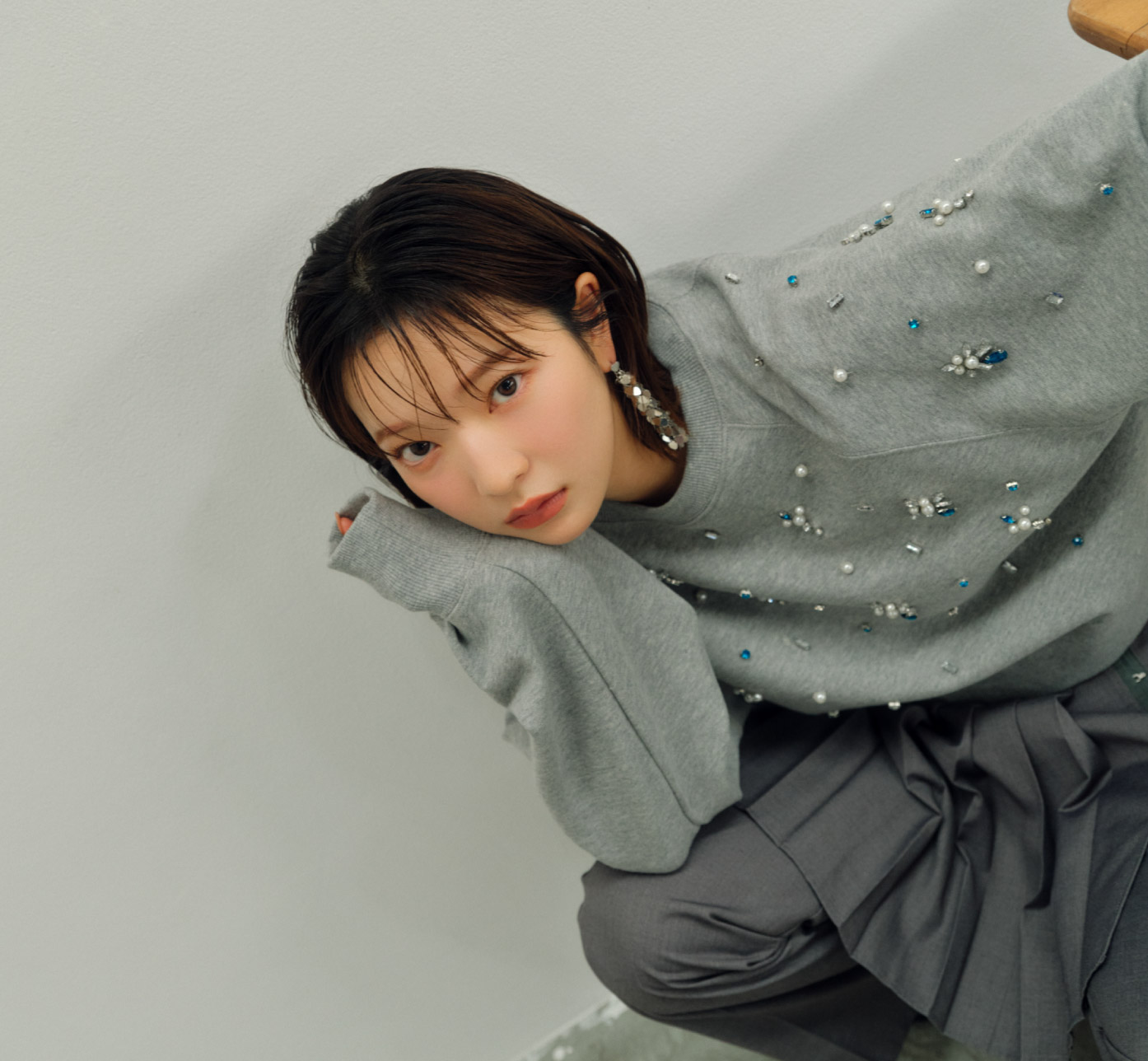 アタッチドプリーツスカートパンツ・[L.B CANDY STOCK]CANDYビジュースウェット・スリングバッグリボンパンプス・メニーハートピアスを着用した女性