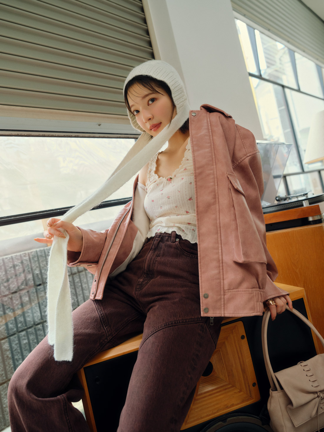 【WEB限定00サイズあり】セミフレアストレートデニムパンツ・フロントシャーリングリボンバッグ・ヴィンテージレザーブルゾン・【LILY BROWN Lingerie】コットンフリルタンク・イニシャルリング・イニシャルリング・ニットクロシェボンネット帽を着用した女性