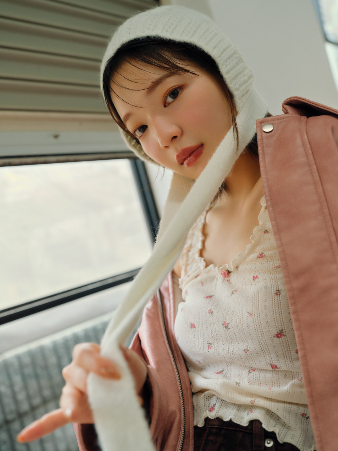 【WEB限定00サイズあり】セミフレアストレートデニムパンツ・フロントシャーリングリボンバッグ・ヴィンテージレザーブルゾン・【LILY BROWN Lingerie】コットンフリルタンク・イニシャルリング・イニシャルリング・ニットクロシェボンネット帽を着用した女性