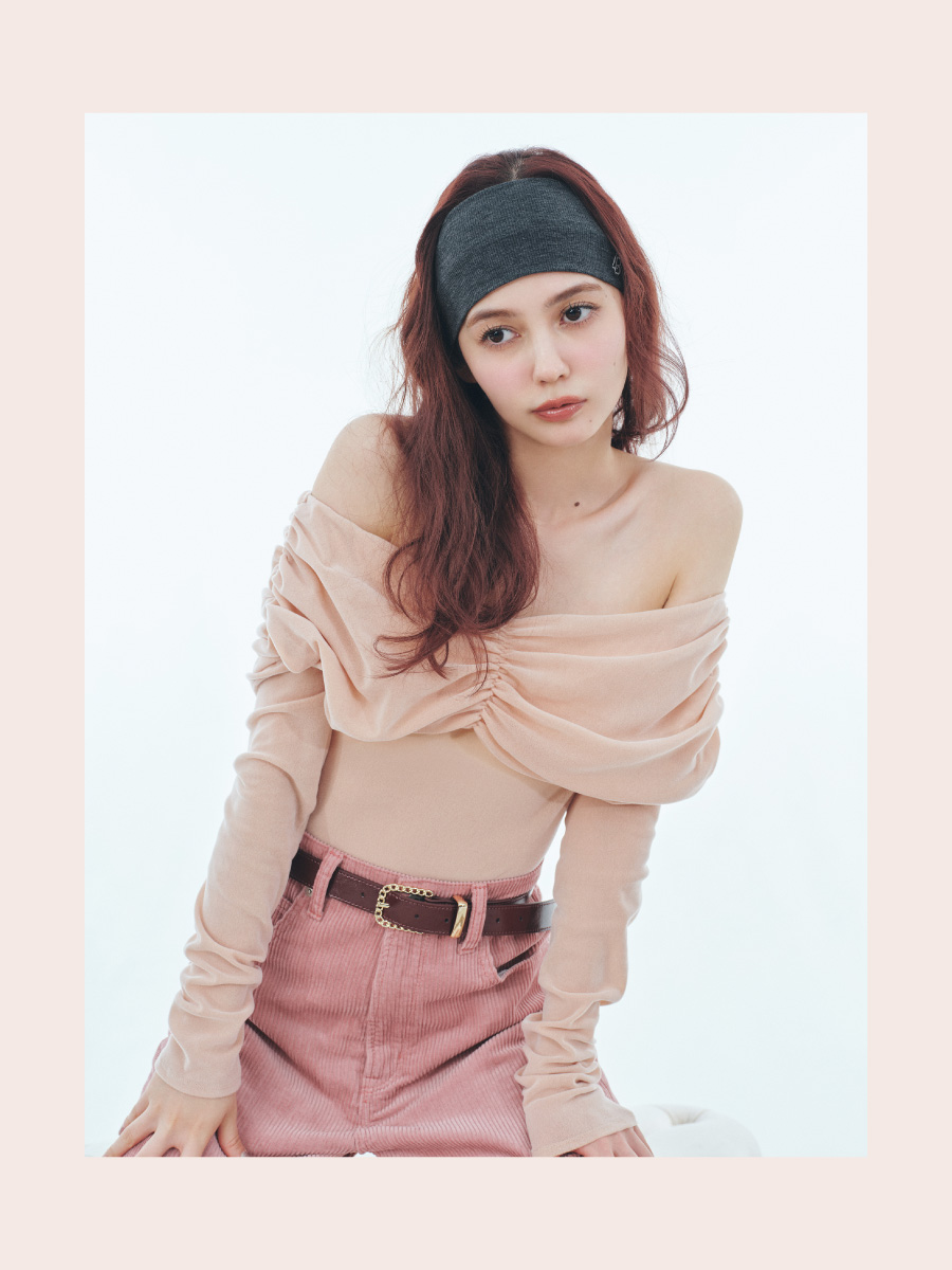 ロゴヘアバンド&カップインオフショルダーボディ&チェーンバックルベルト&コーデュロイハイライズワイドパンツ&スリングバッグリボンパンプスを着た女性