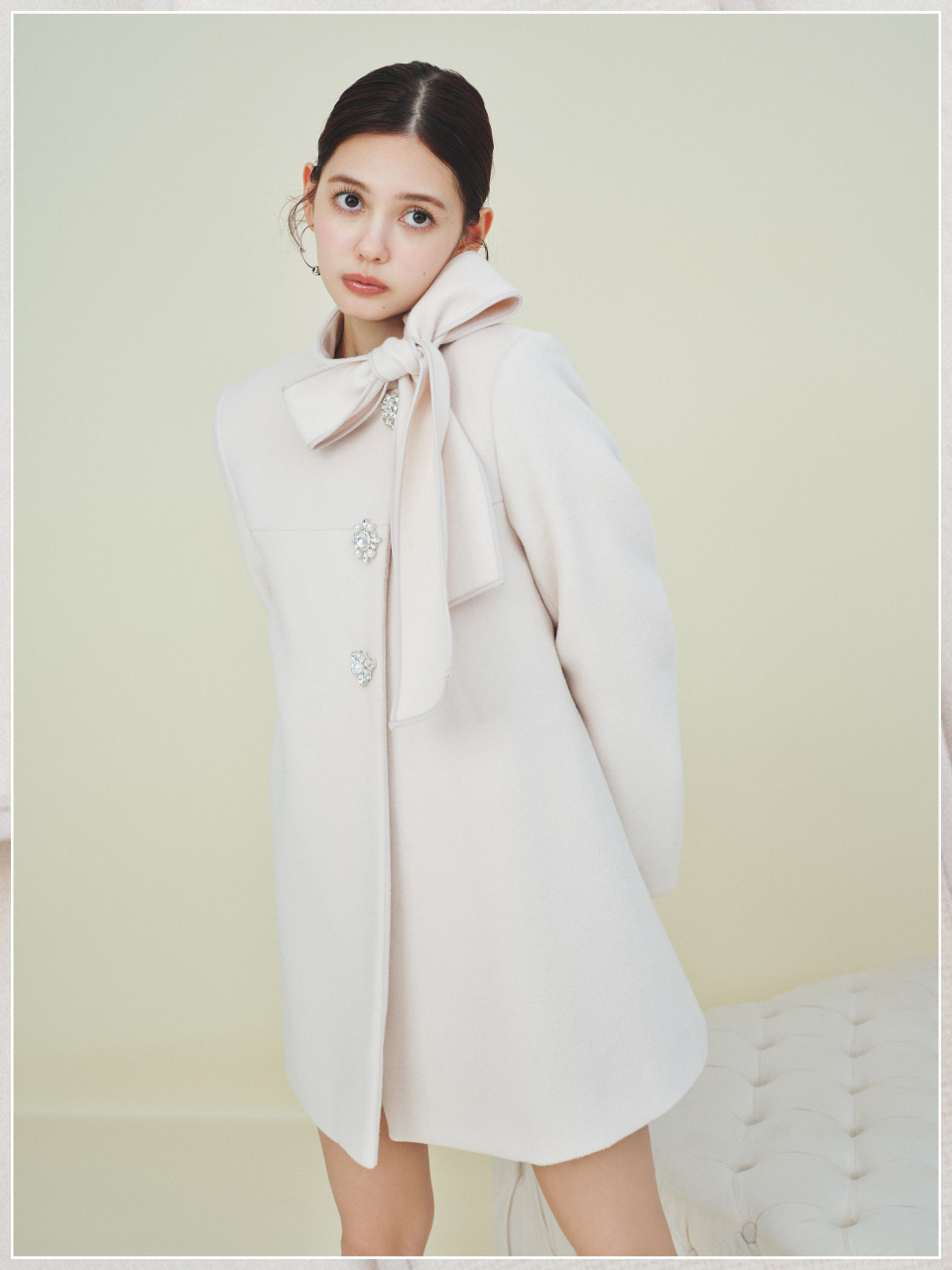 Aラインビジューリボンコート＆ボールフープピアス＆セミスクエアショートブーツを着た女性