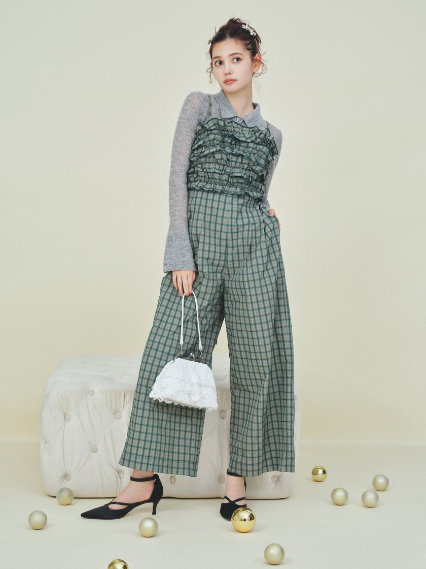 モヘアシーシャツニットトップス&メニーフリルサロペット&サテンハートパンプス&バリエ口金バッグ&メタルハートリボンヘアクリップを着た女性