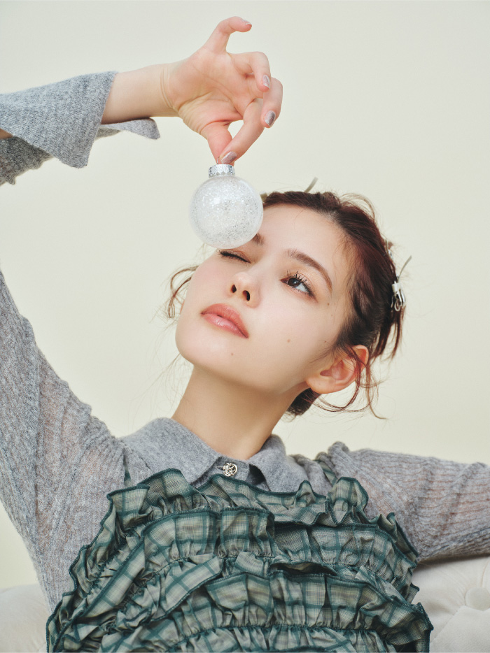 モヘアシーシャツニットトップス&メニーフリルサロペット&サテンハートパンプス&バリエ口金バッグ&メタルハートリボンヘアクリップを着た女性