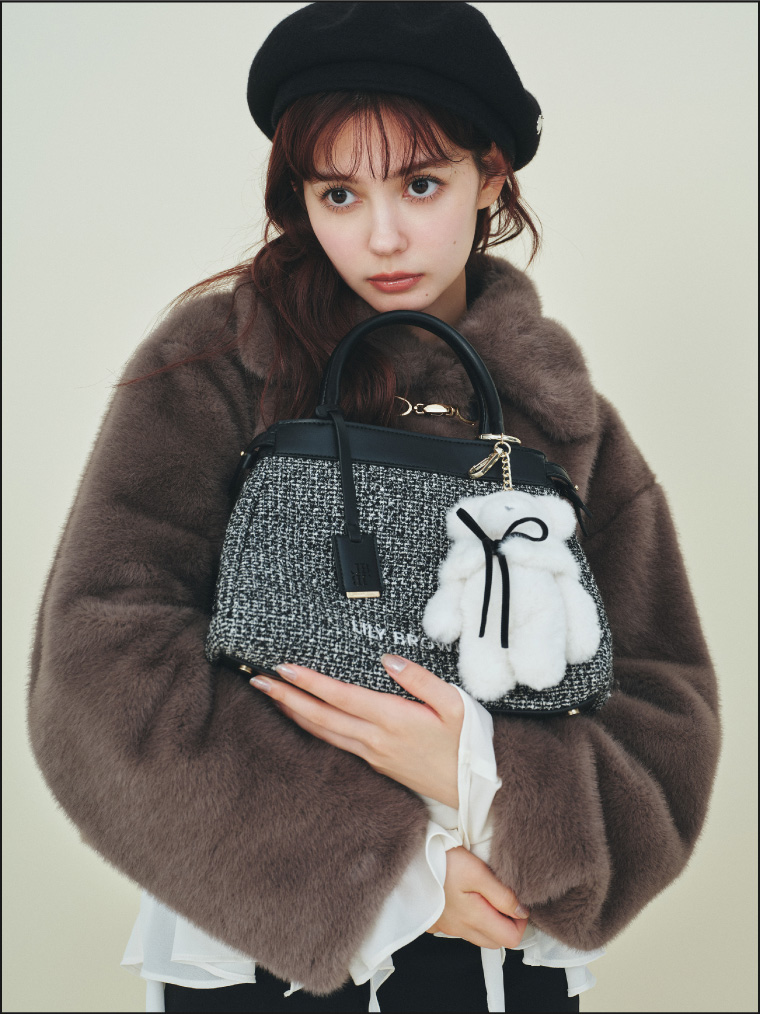 ベレー帽&バリエファーコート&ラッフルフリルブラウス&スリムハーフパンツ&ビジューミュール&2WAYトート&Lily Bearチャームを着た女性