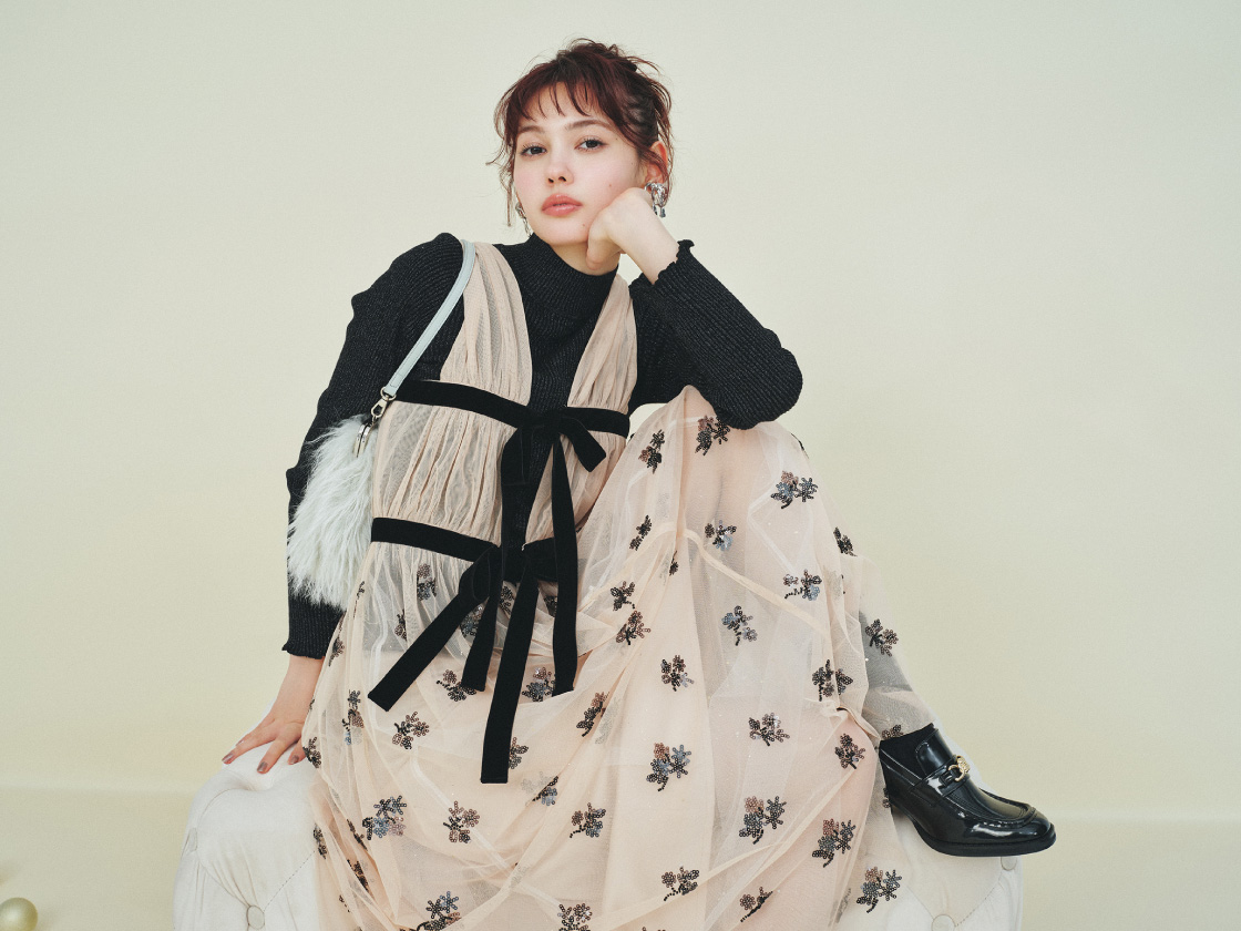 ラメリブニットトップス&ビーズ刺繍チュールワンピース&シャギーソックス&ビットヒールローファー&バリエ口金バッグ&メタルリボン・ハートイヤリングを着た女性