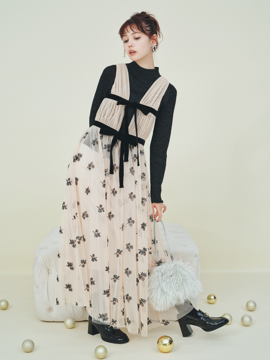 ラメリブニットトップス&ビーズ刺繍チュールワンピース&シャギーソックス&ビットヒールローファー&バリエ口金バッグ&メタルリボン・ハートイヤリングを着た女性