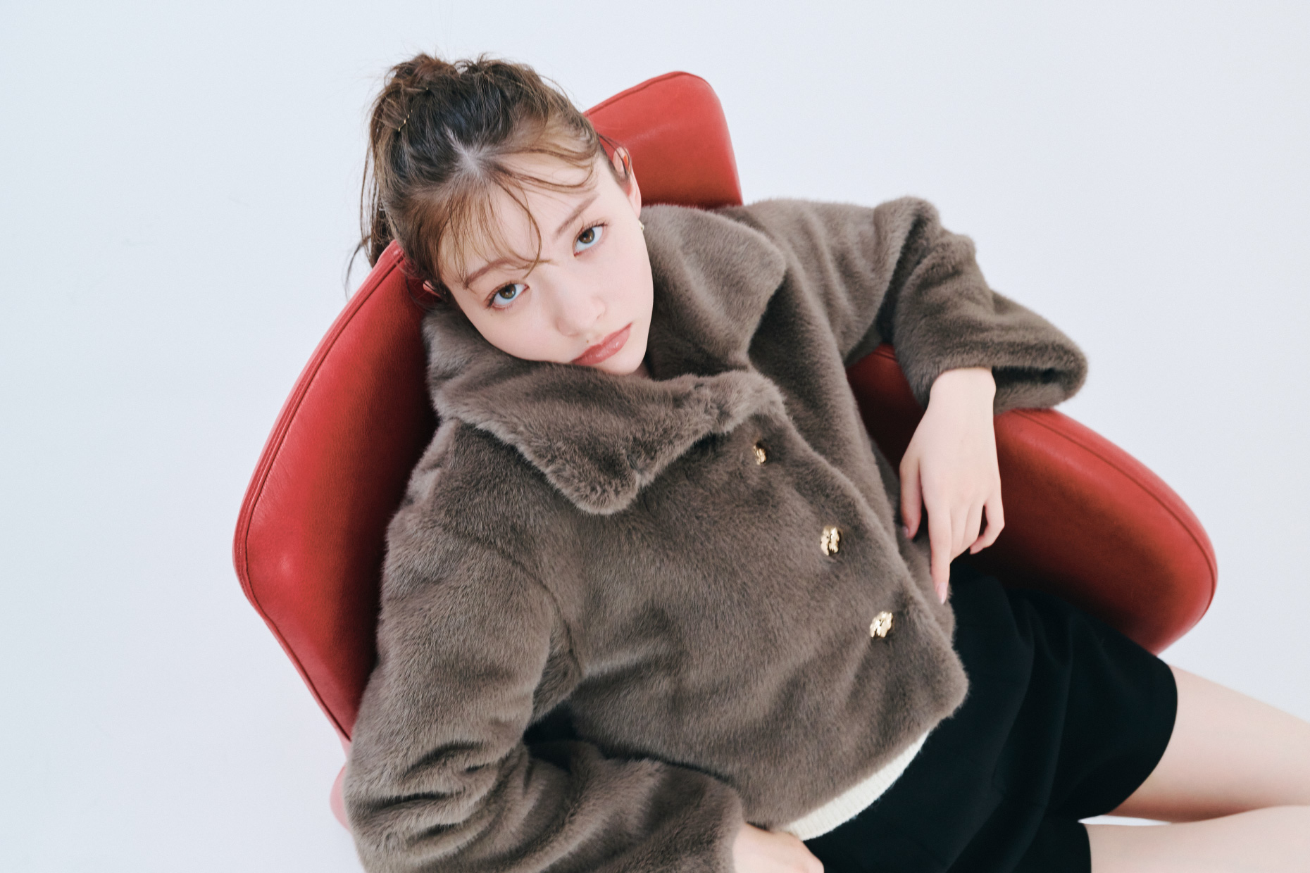 バリエファーショートコート・[L.B CANDY STOCK]シフォンリボンビジューニットトップス・ミニマルショートパンツ・3バックルミドルブーツ・バリエーションパールピアスを着用した女性