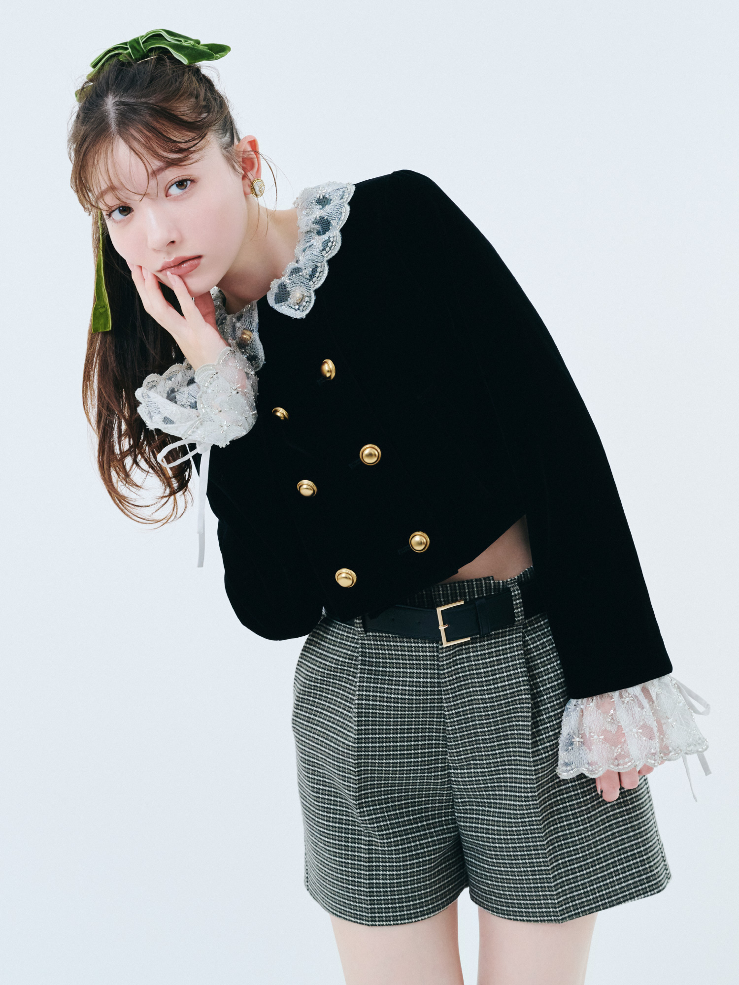 [L.B CANDY STOCK]スカラップビジューアタッチドジャケット・ベルト付きハイウエストショートパンツ・3バックルミドルブーツ・ベロアリボンバレッタ・ヴィンテージモチーフイヤリングを着用した女性