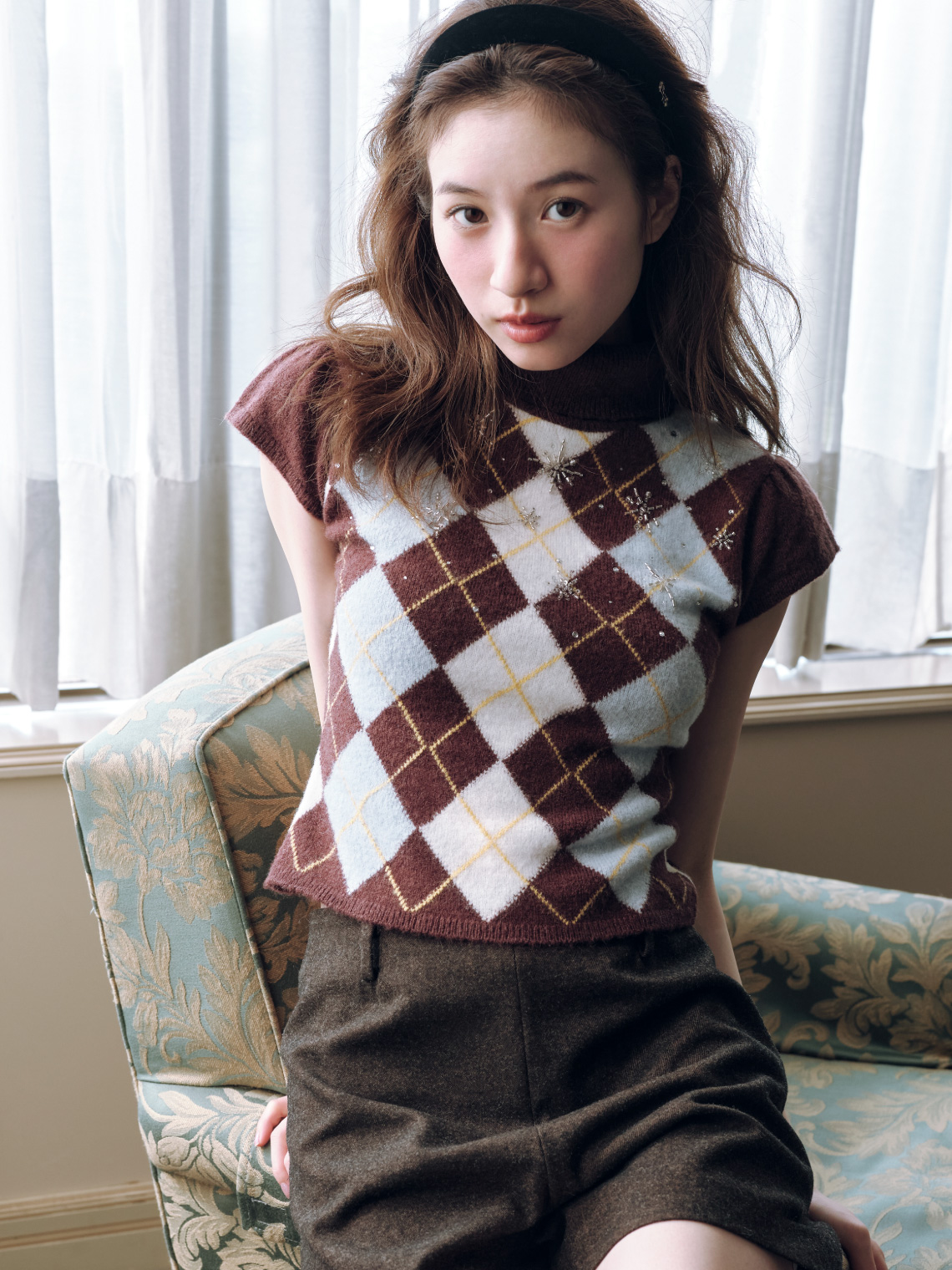 Hair accessory 5,500yen と Knit tops 23,980yen のスタイリング