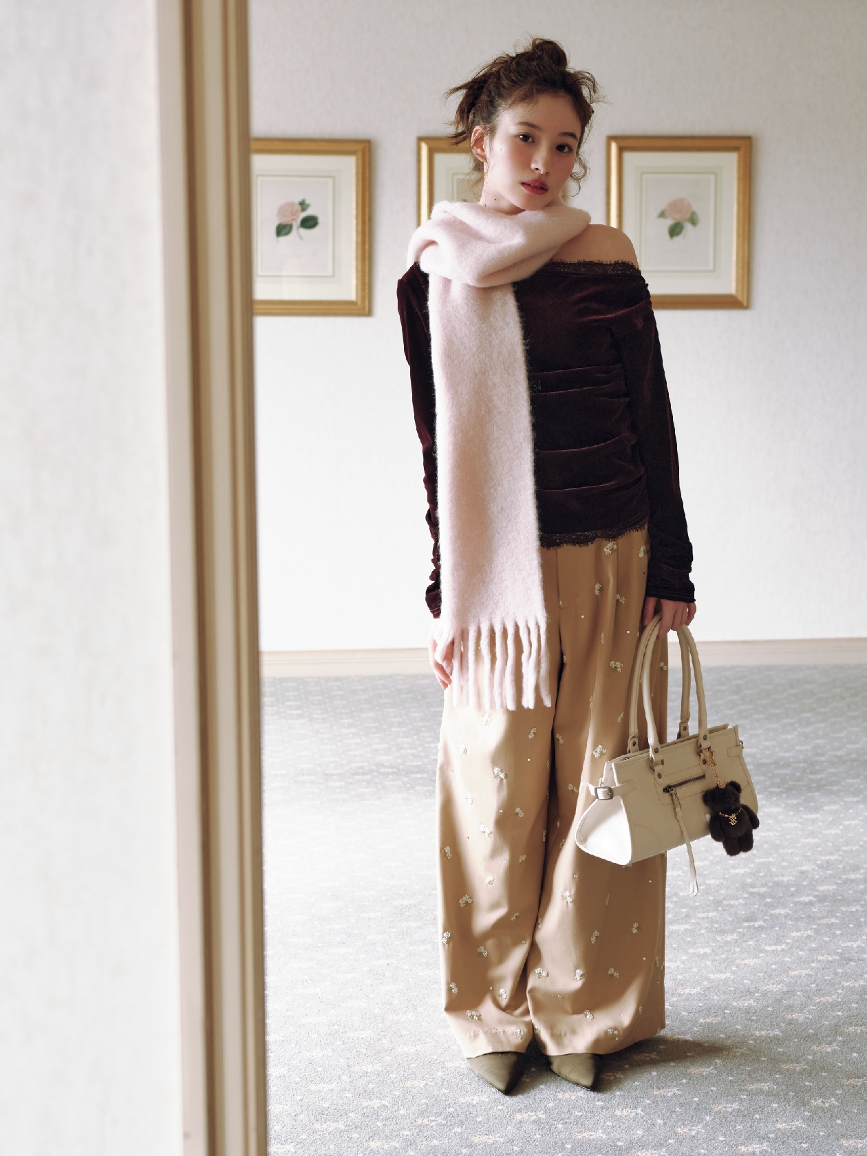 Tops 11,880yen と Pants 31,900yen のスタイリング