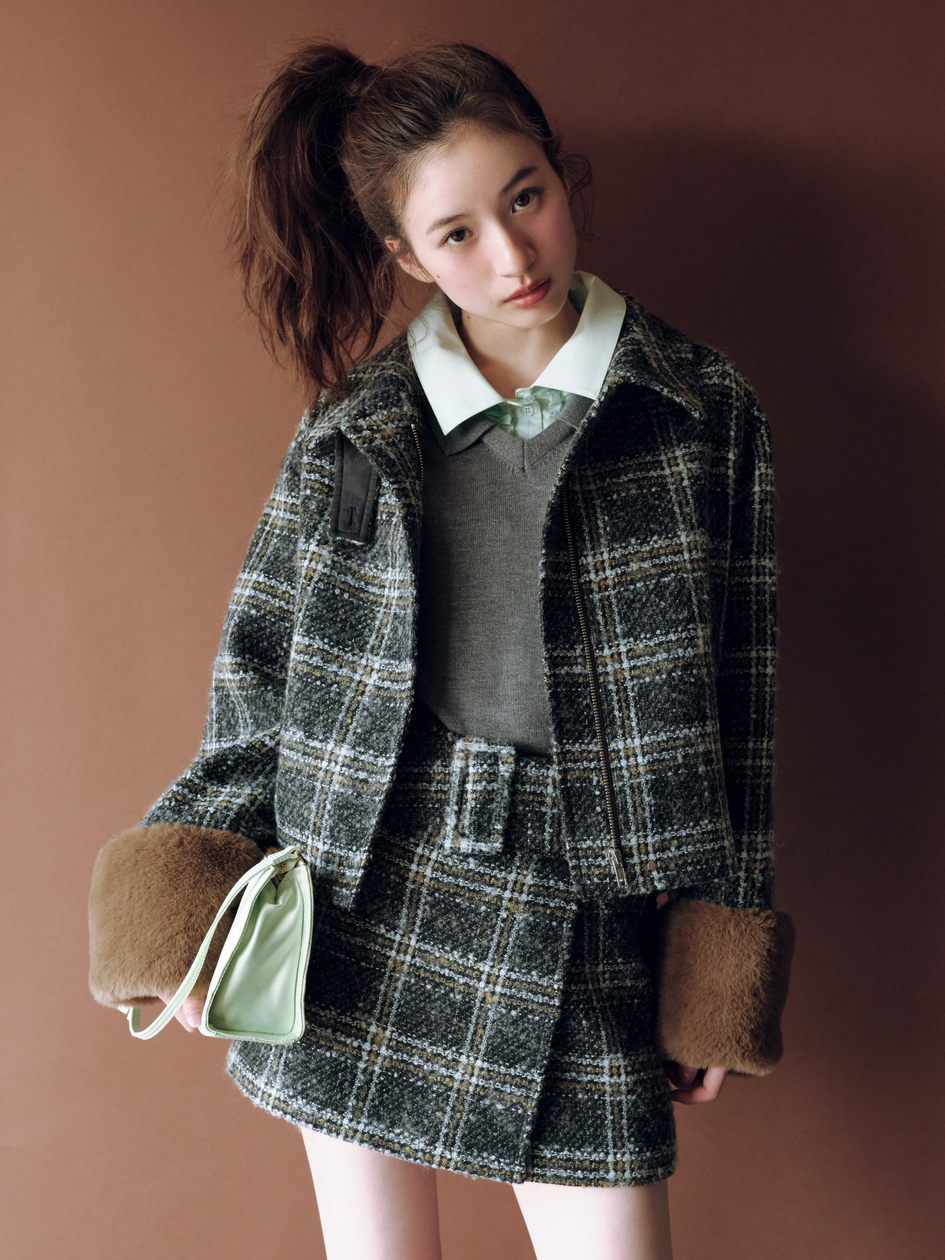 Coat 22,000yen と Knit tops 14,960yen の着用カット 1枚目