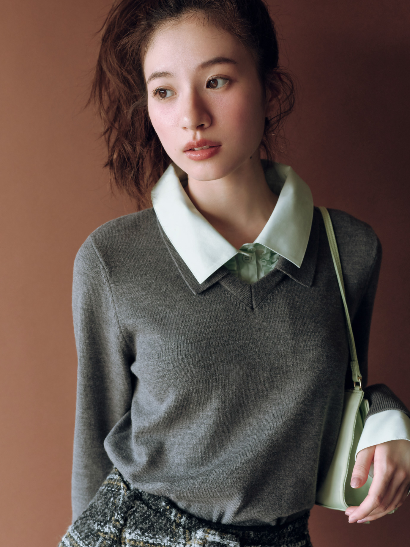 Coat 22,000yen と Knit tops 14,960yen の着用カット 2枚目