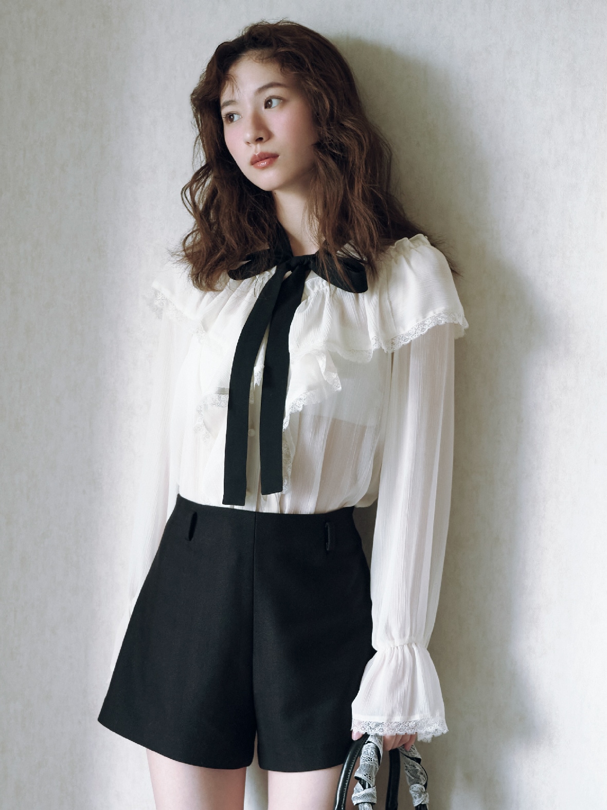 Coat 37,950yen と Blouse 14,960yen のスタイリング