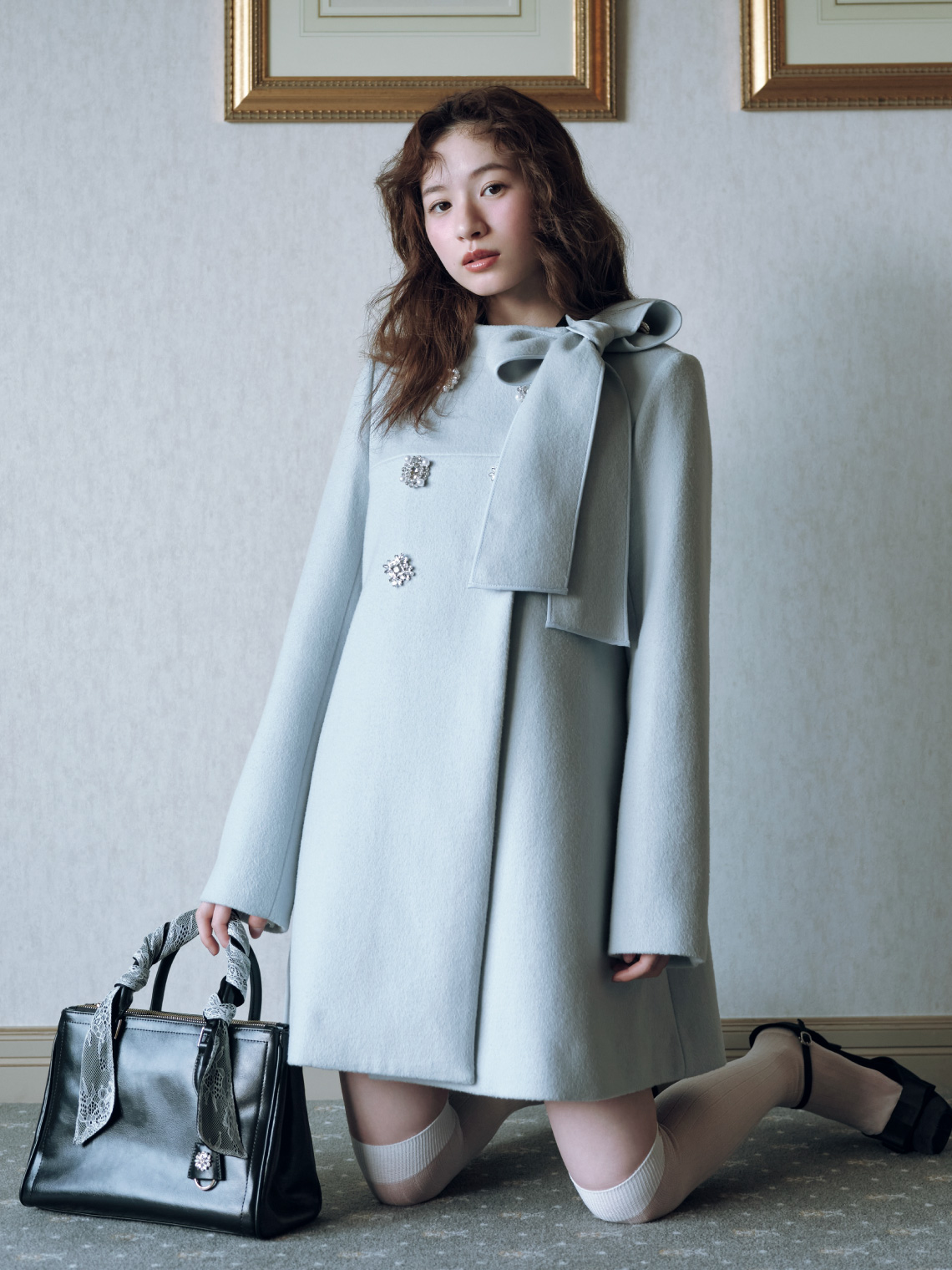 Coat 37,950yen と Bag 14,960yen の着用カット 1枚目