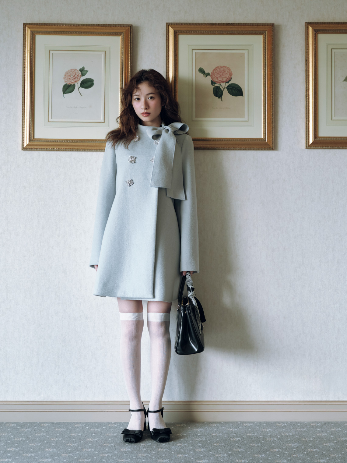 Coat 37,950yen と Bag 14,960yen の着用カット 2枚目