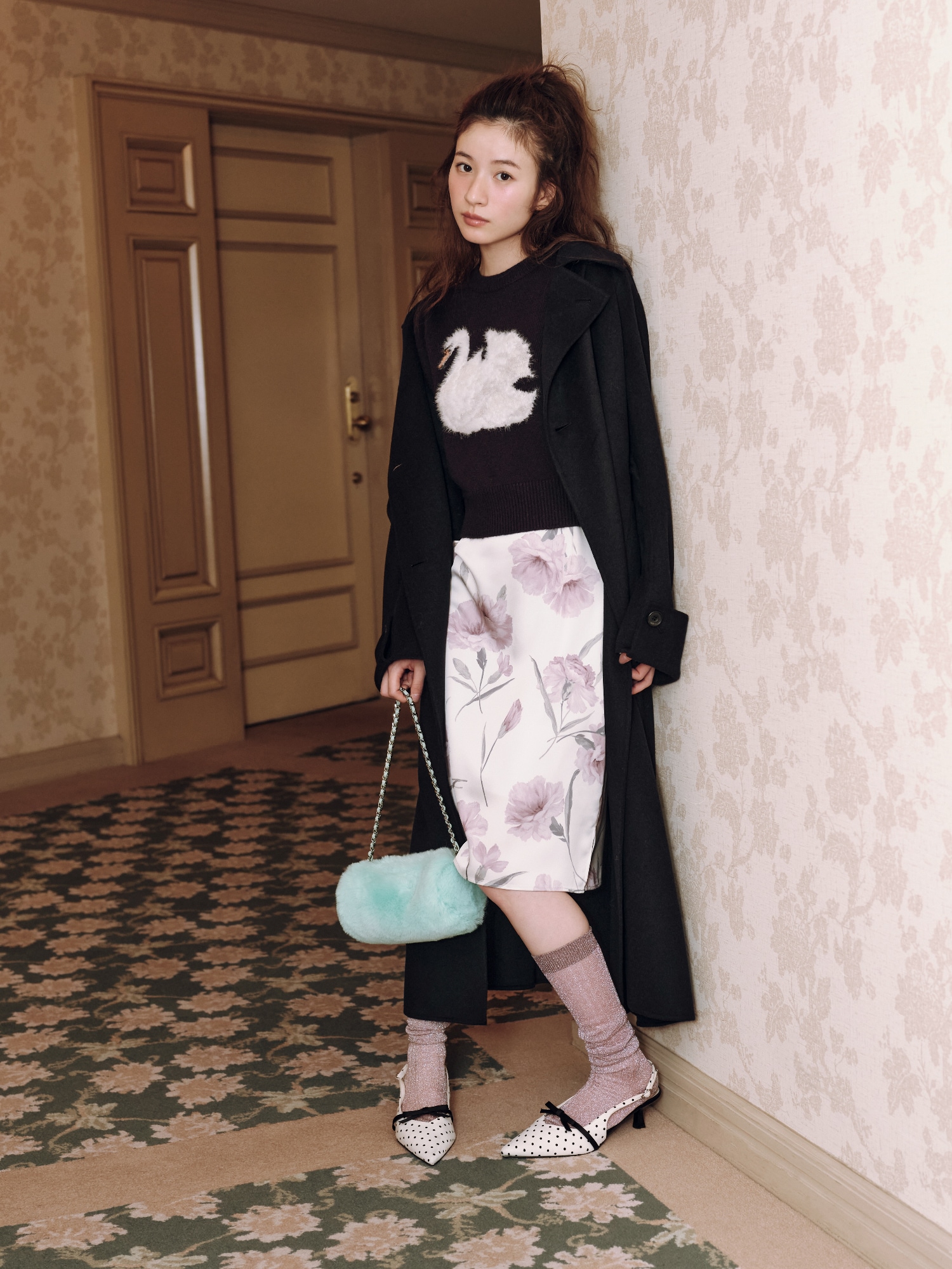 Coat 42,900yen と Knit tops 15,950yen の着用カット 1枚目