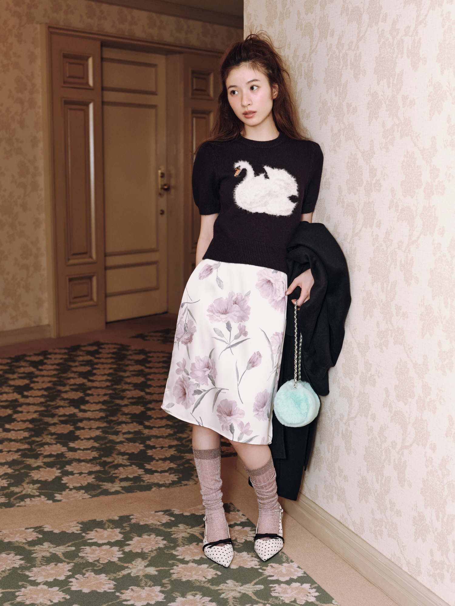 Coat 42,900yen と Knit tops 15,950yen の着用カット 2枚目