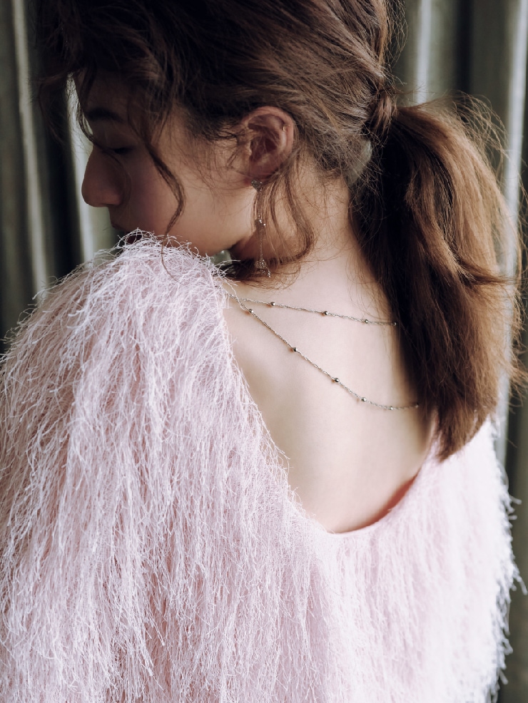 Dress 17,930yen と Pierced earrings 7,480yen のディテールカット