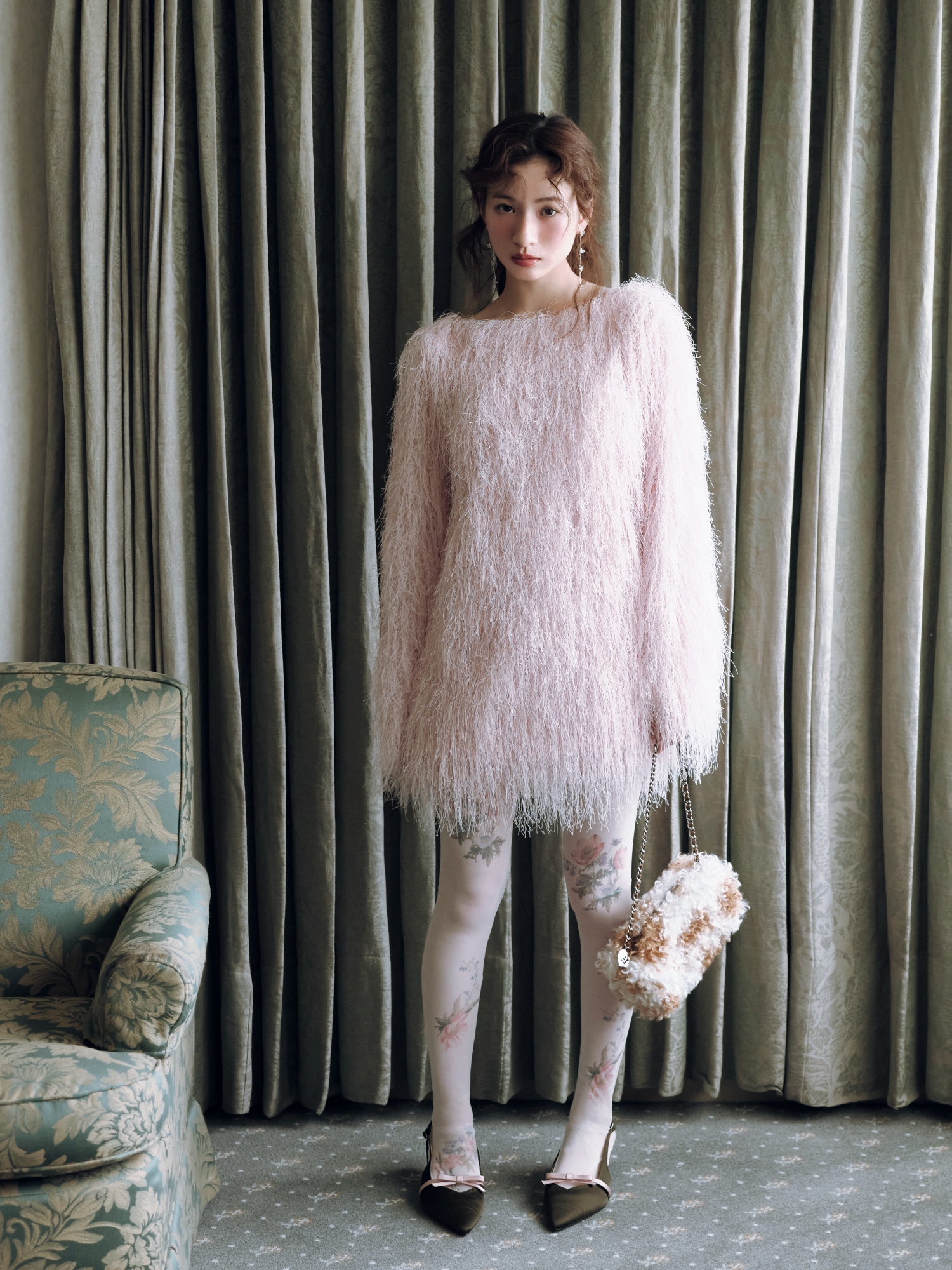 Dress 17,930yen と Shoes 15,950yen のスタイリング