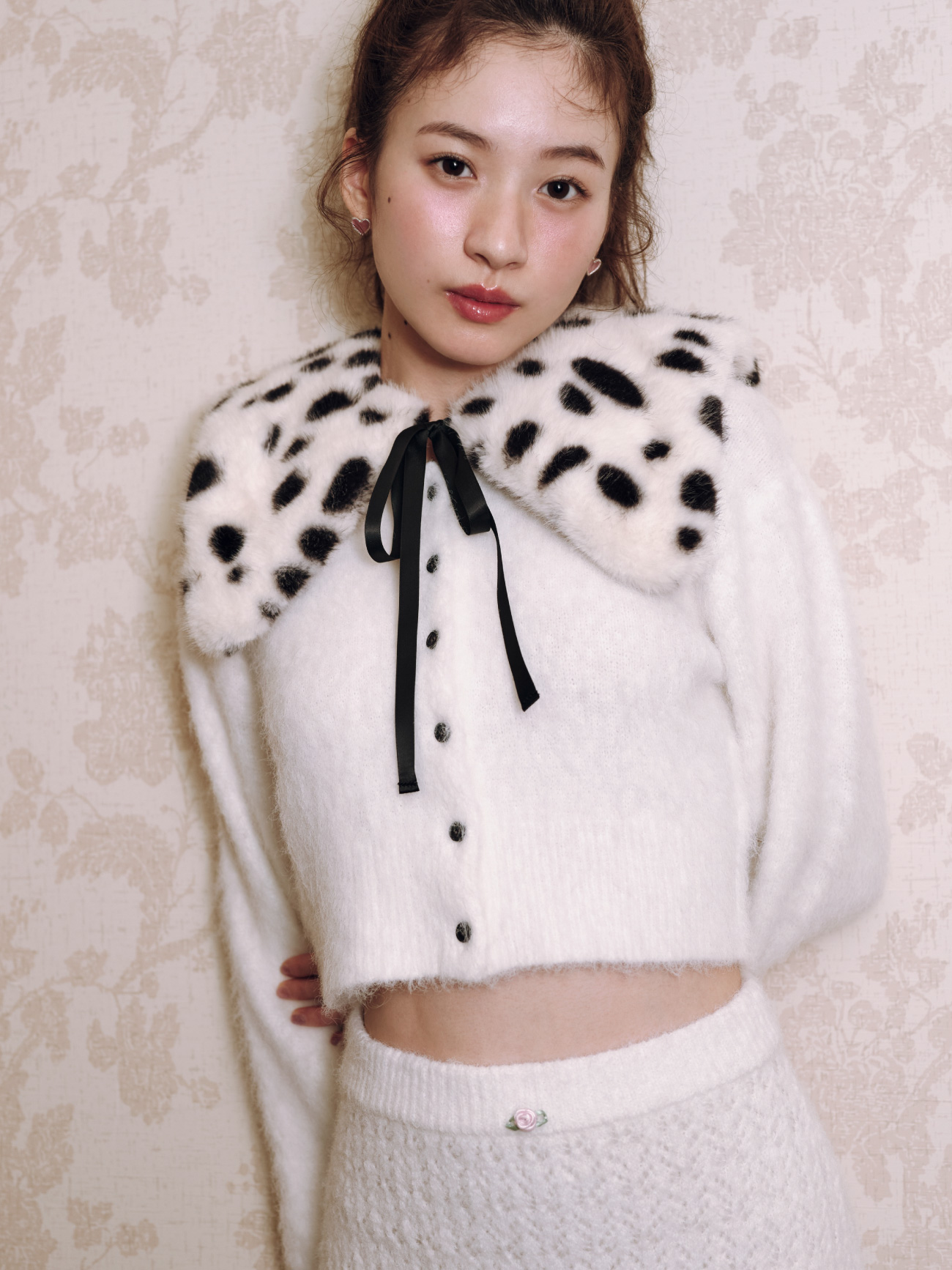 Knit tops 12,980yen と Skirt 13,970yen のスタイリング