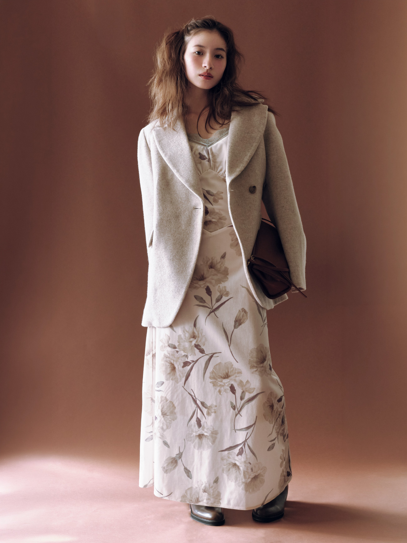 Jacket 29,920yen と Dress 19,800yen の着用カット 1枚目
