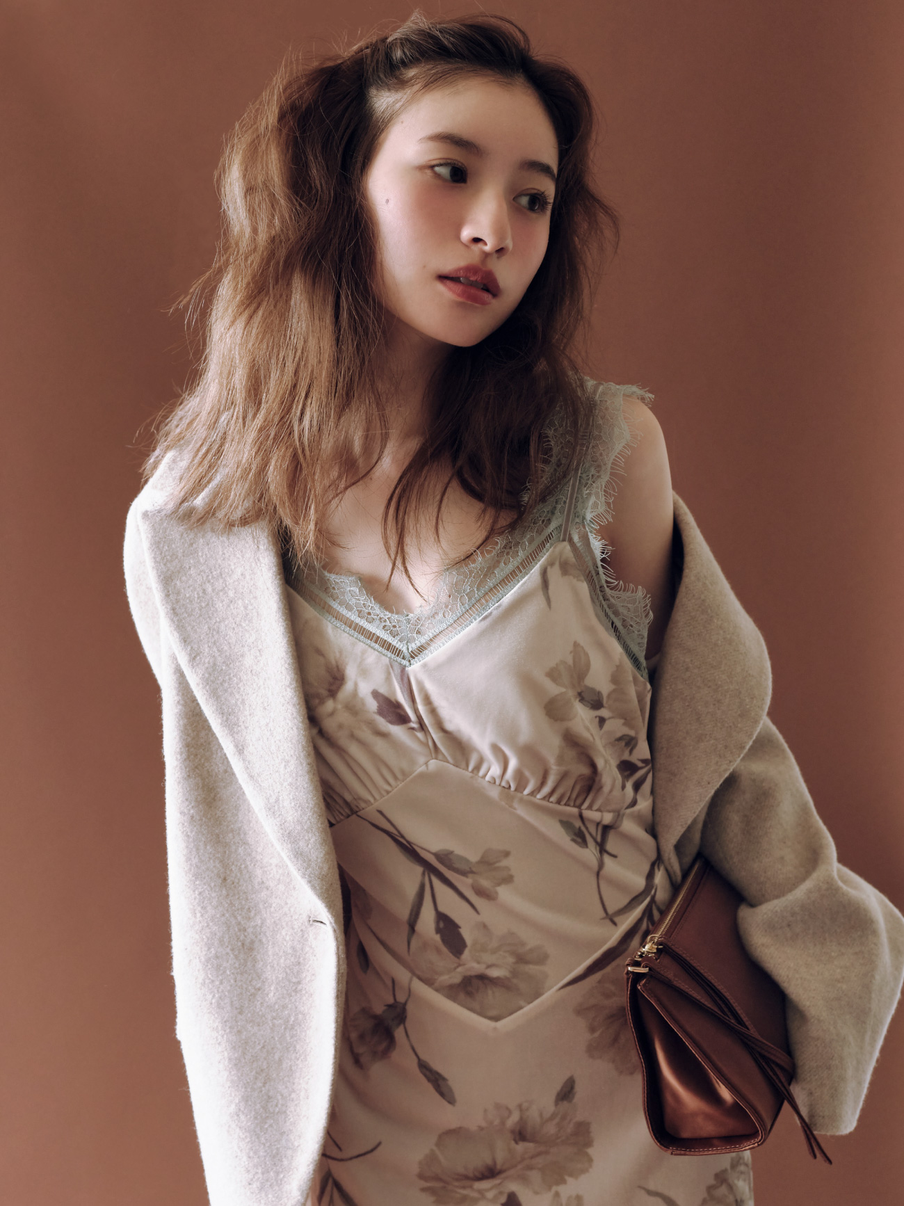 Jacket 29,920yen と Dress 19,800yen の着用カット 2枚目