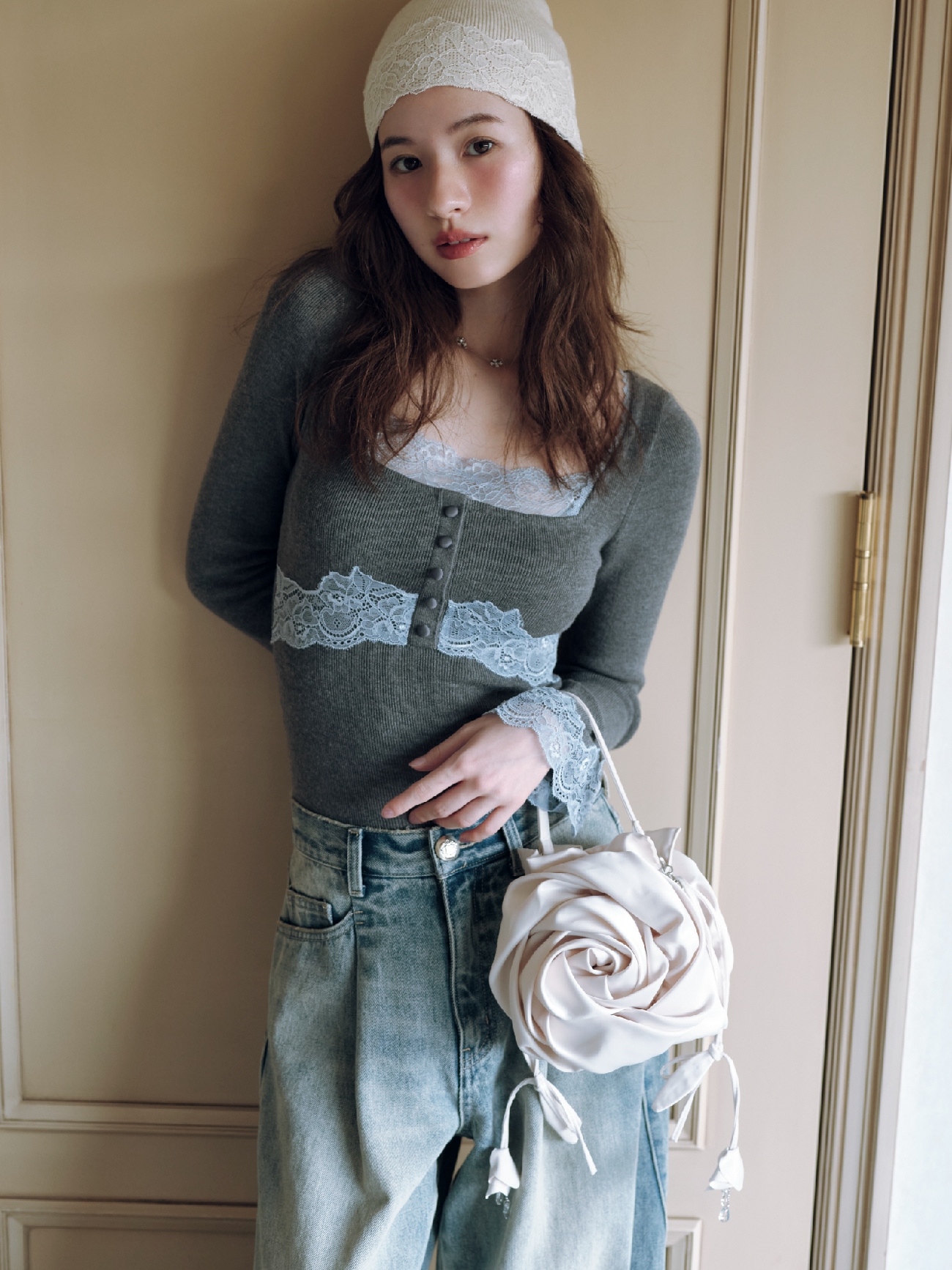 Coat 24,970yen と Knit tops 15,950yen のスタイリング
