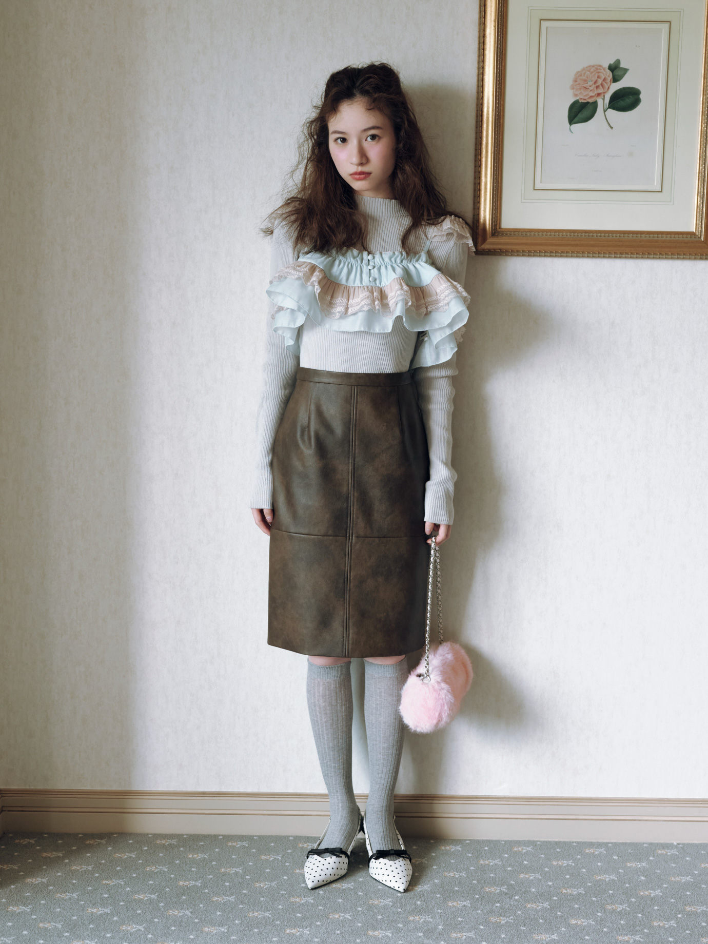 Knit tops 15,950yen と Skirt 14,960yen のスタイリング