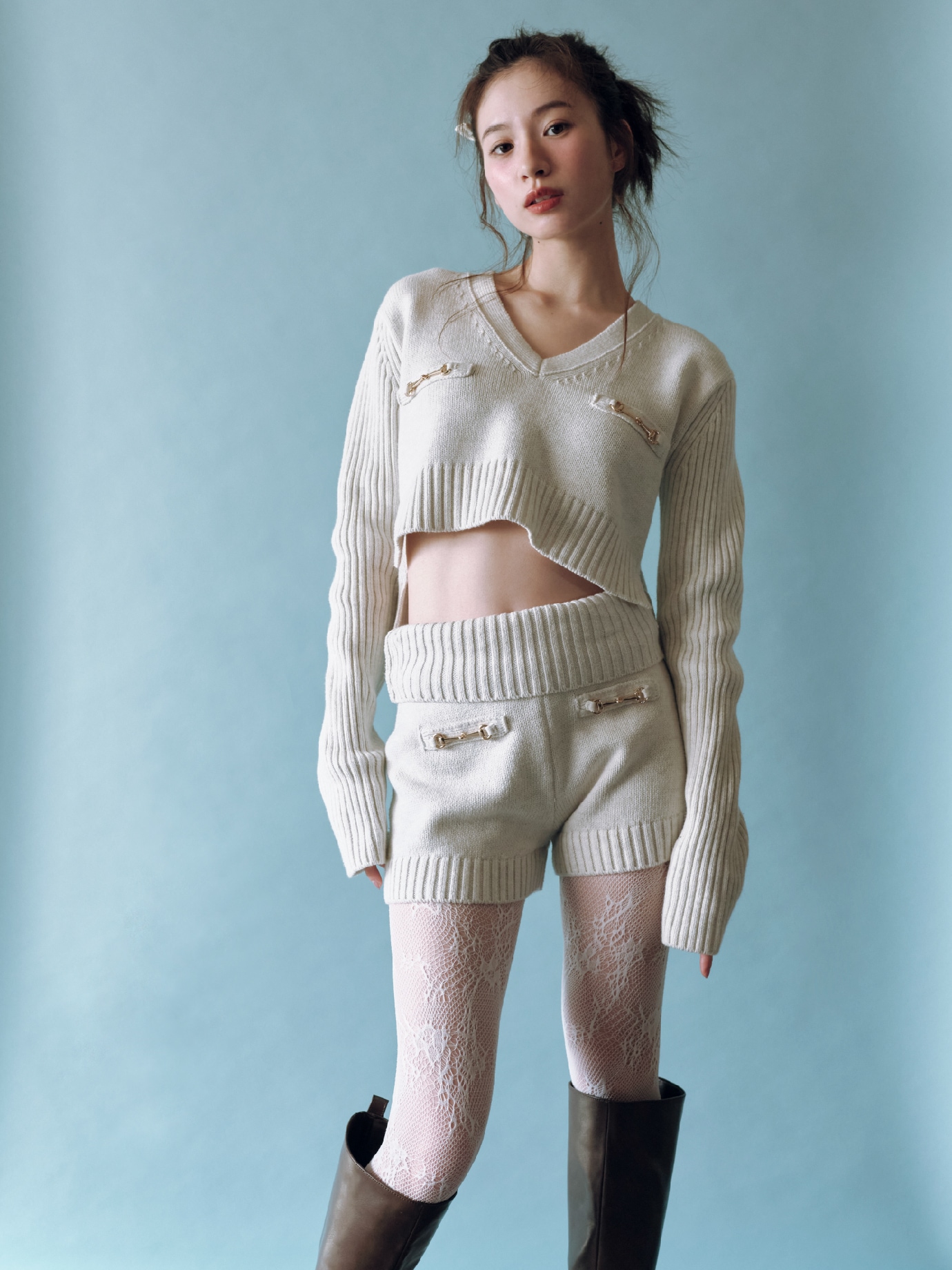 Knit tops 12,980yen と Pants 9,900yen のスタイリング