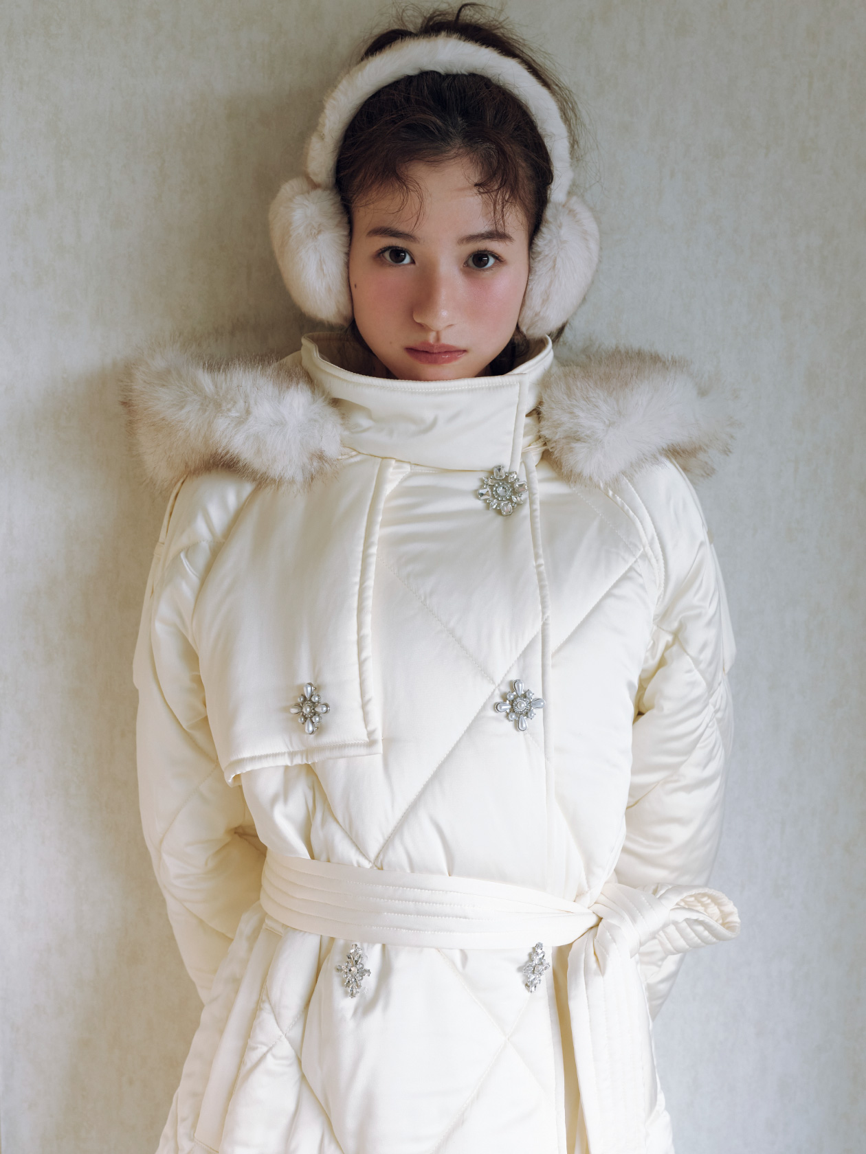 Coat 38,940yen と Ear muffler 5,940yen のスタイリング