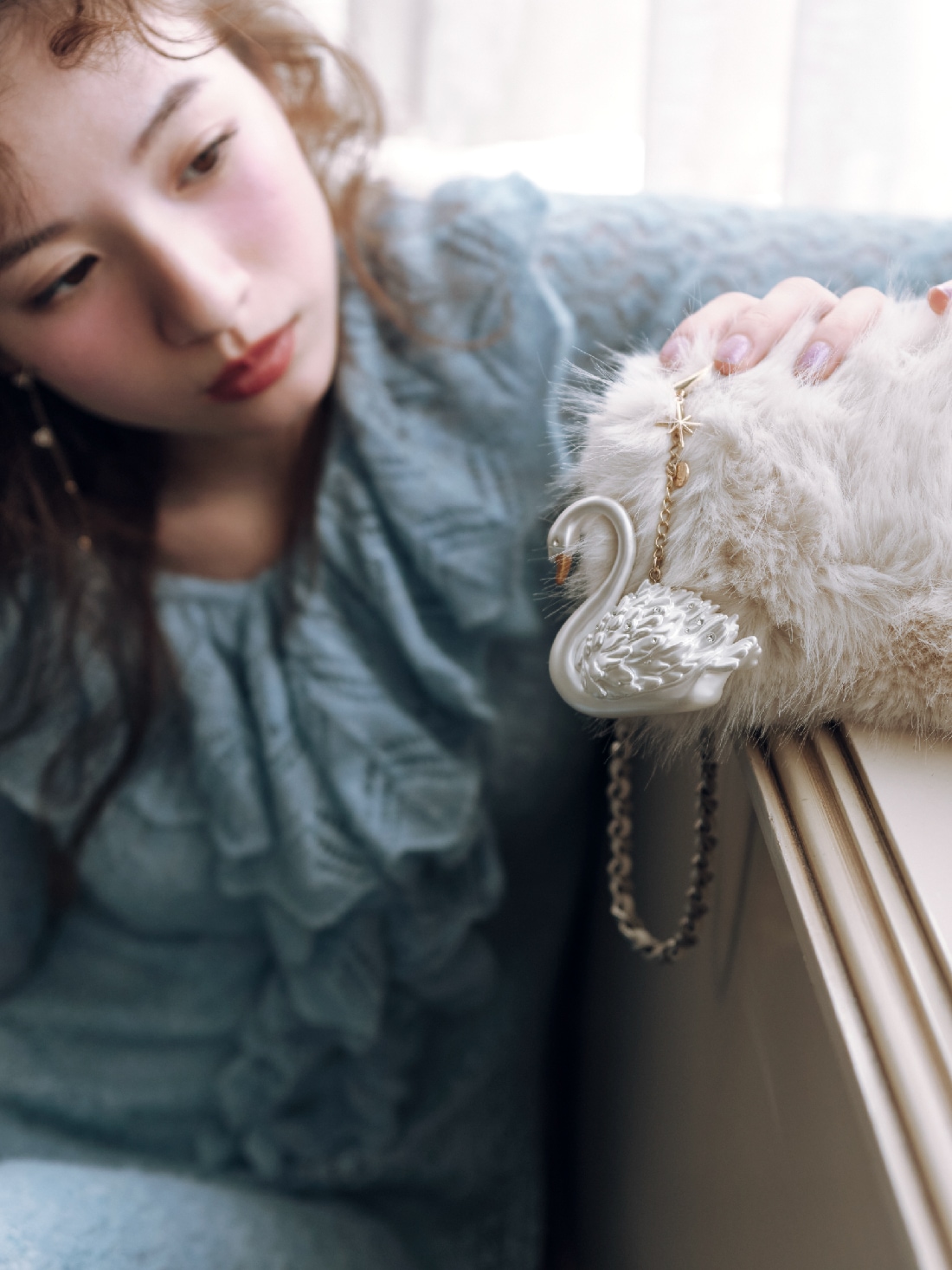 Dress 19,800yen と Pierced earrings 7,480yen のスタイリング