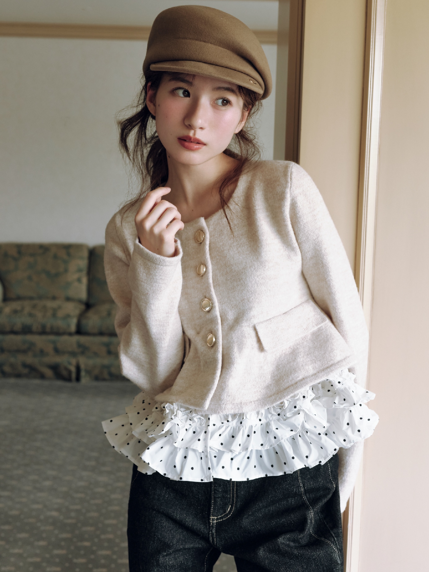 Jacket 17,930yen と Muffler 8,800yen のスタイリング